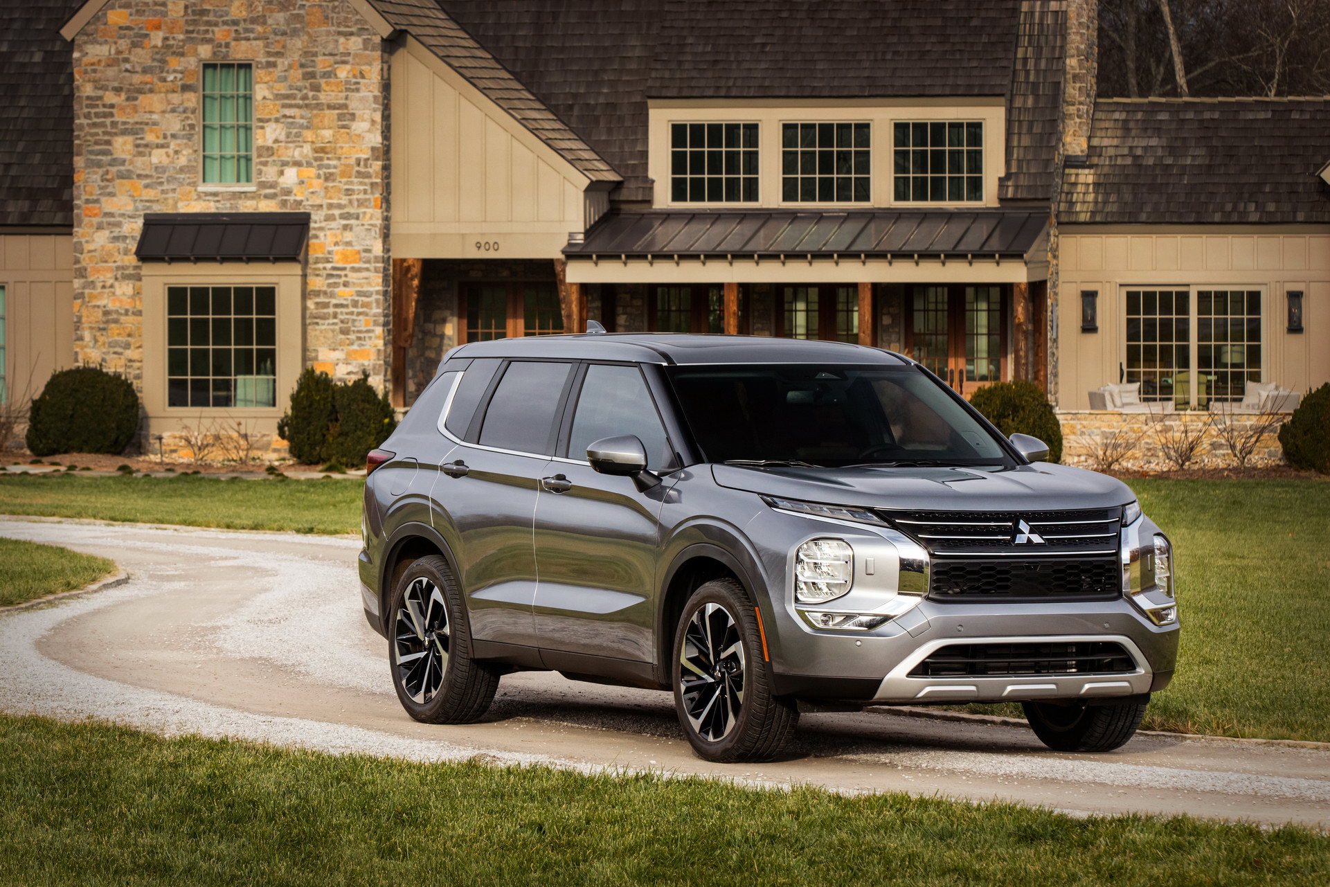 2022 Mitsubishi Outlander Priced From $26,990, First Deliveries Start This April