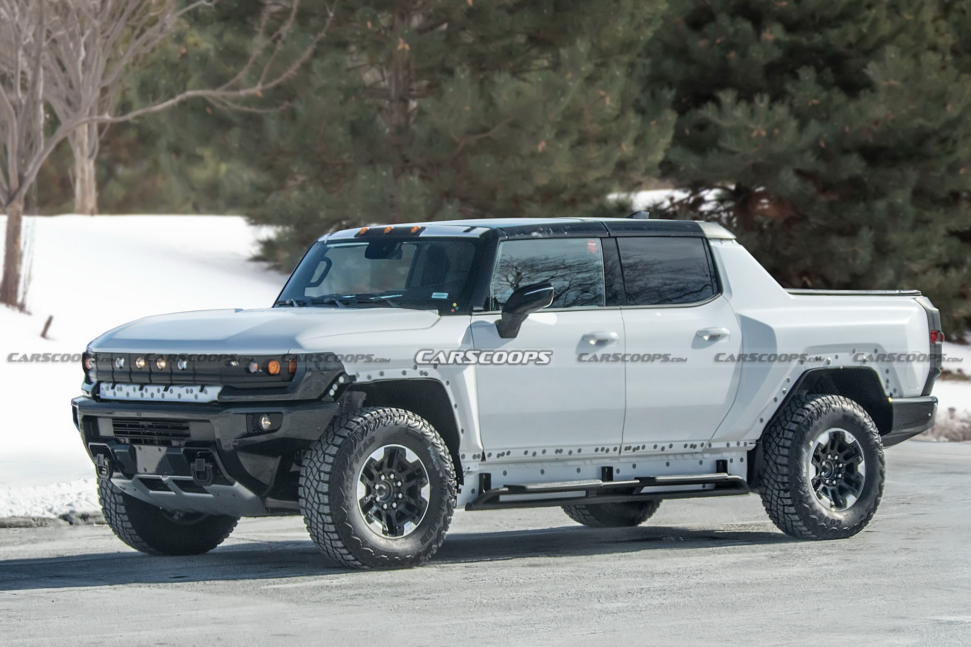 2022 GMC Hummer EV Pickup Looks Like A Tank Among Regular Traffic