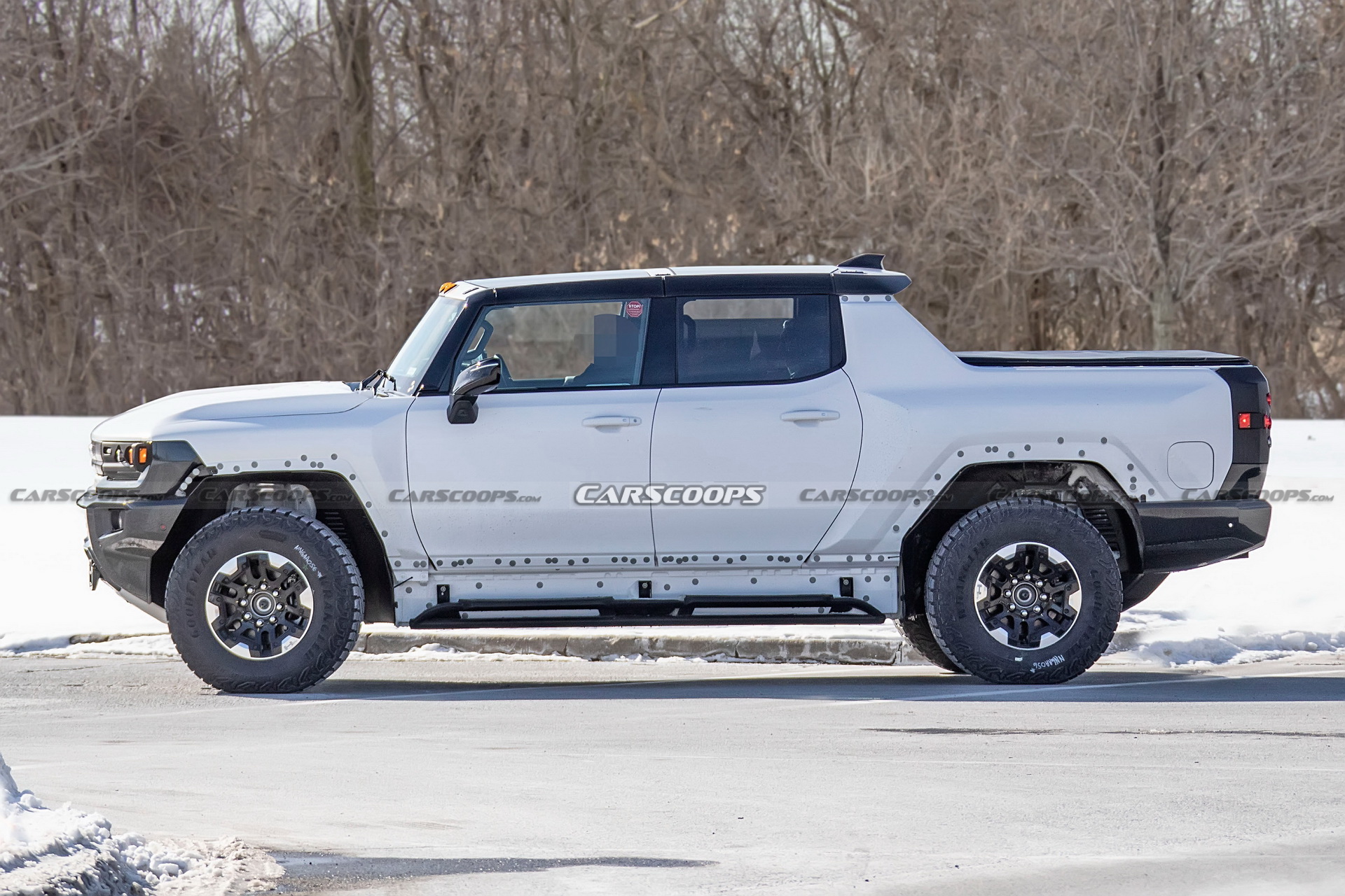 2022 GMC Hummer EV Pickup Looks Like A Tank Among Regular Traffic