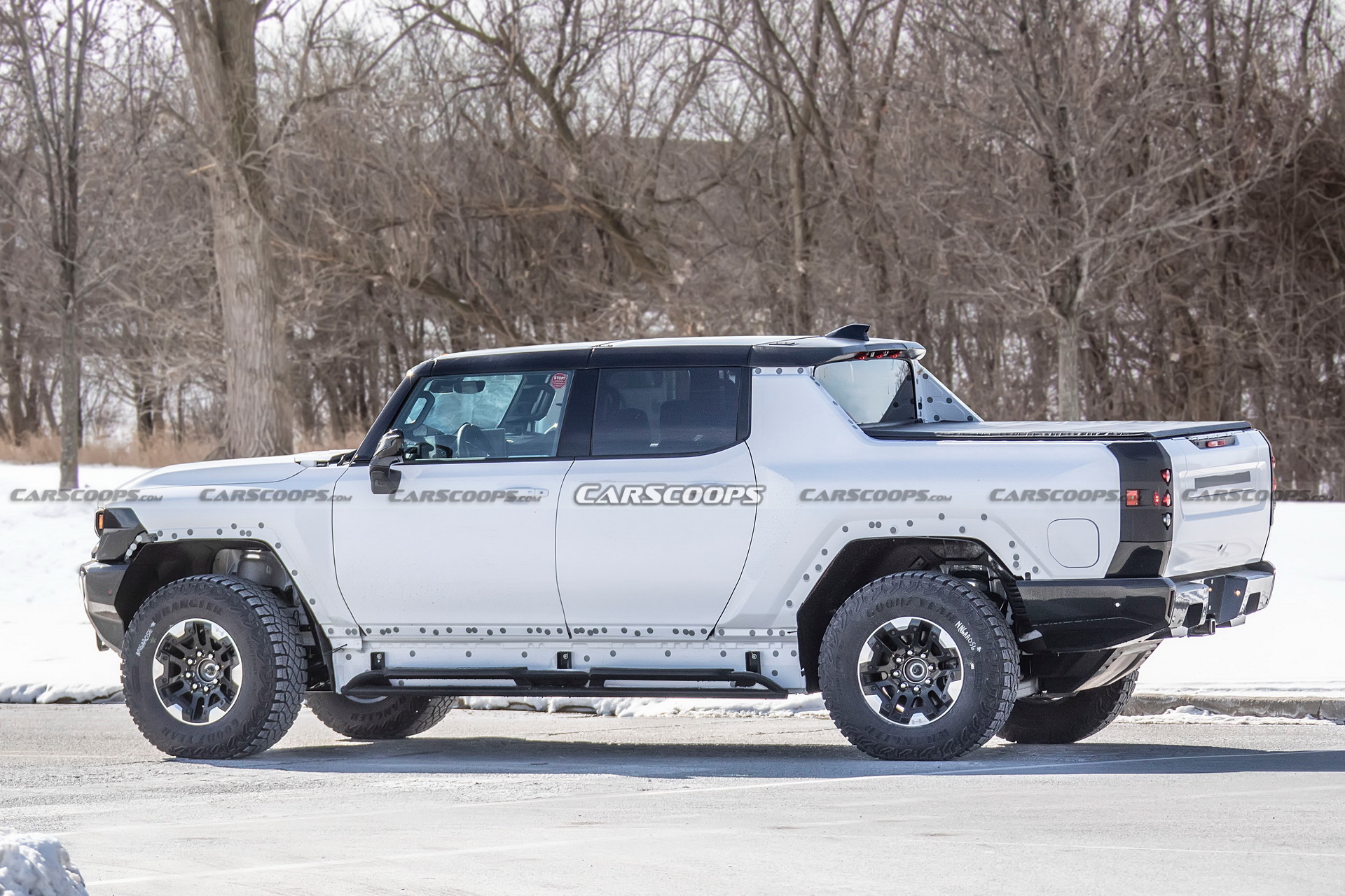 2022 GMC Hummer EV Pickup Looks Like A Tank Among Regular Traffic
