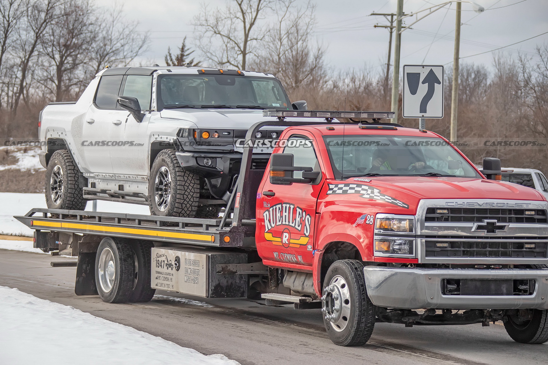 2022 GMC Hummer EV Pickup Looks Like A Tank Among Regular Traffic