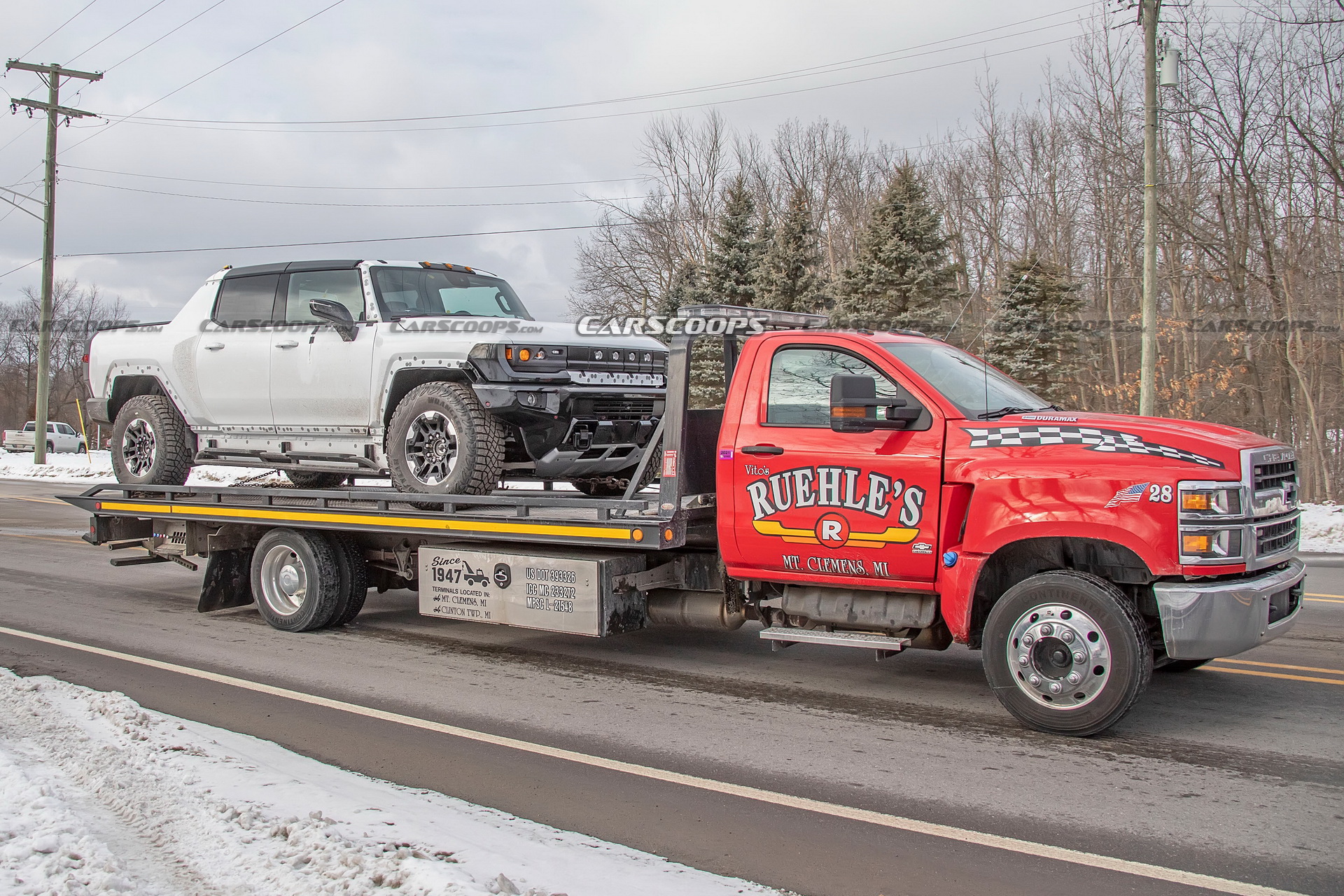 2022 GMC Hummer EV Pickup Looks Like A Tank Among Regular Traffic
