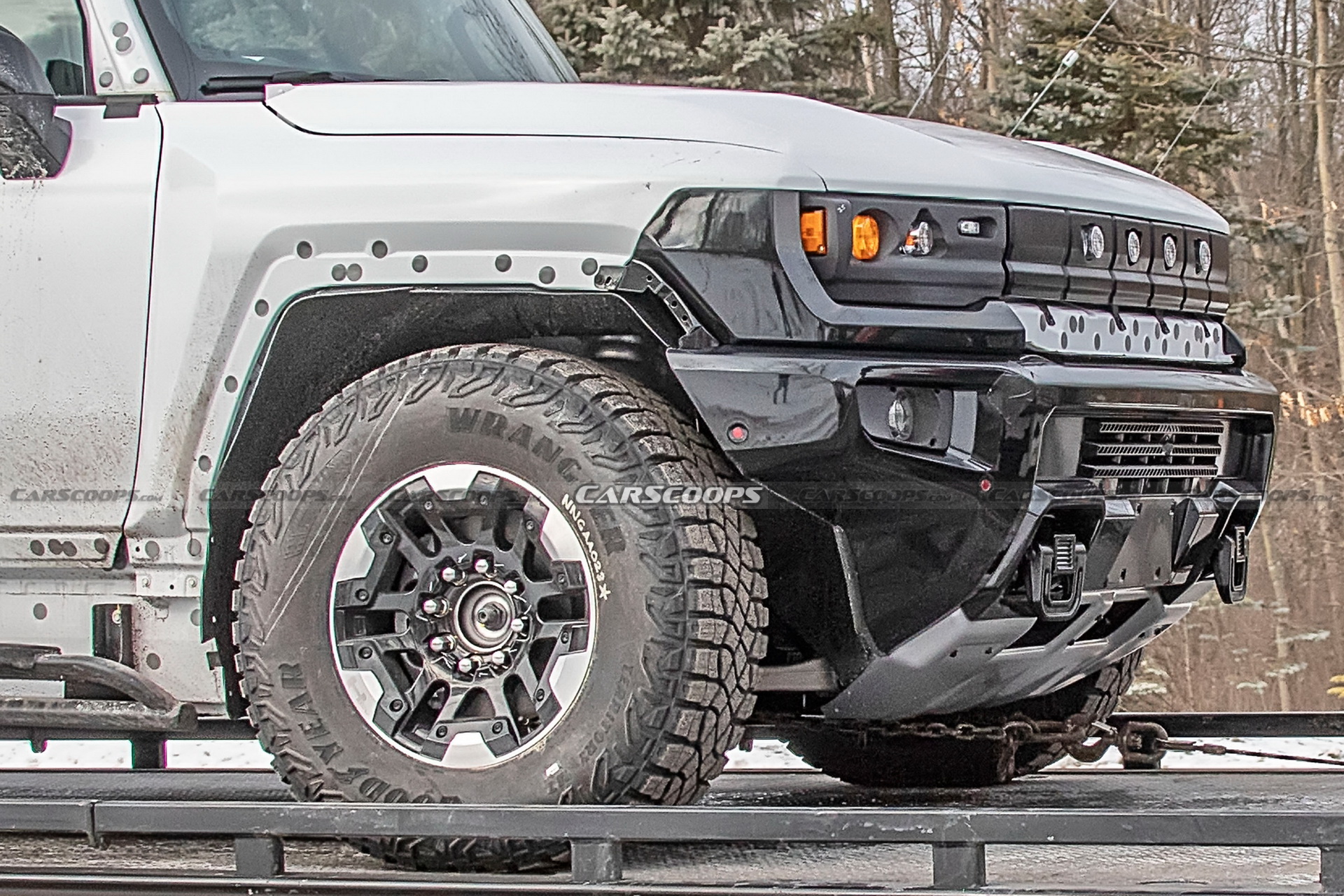 2022 GMC Hummer EV Pickup Looks Like A Tank Among Regular Traffic