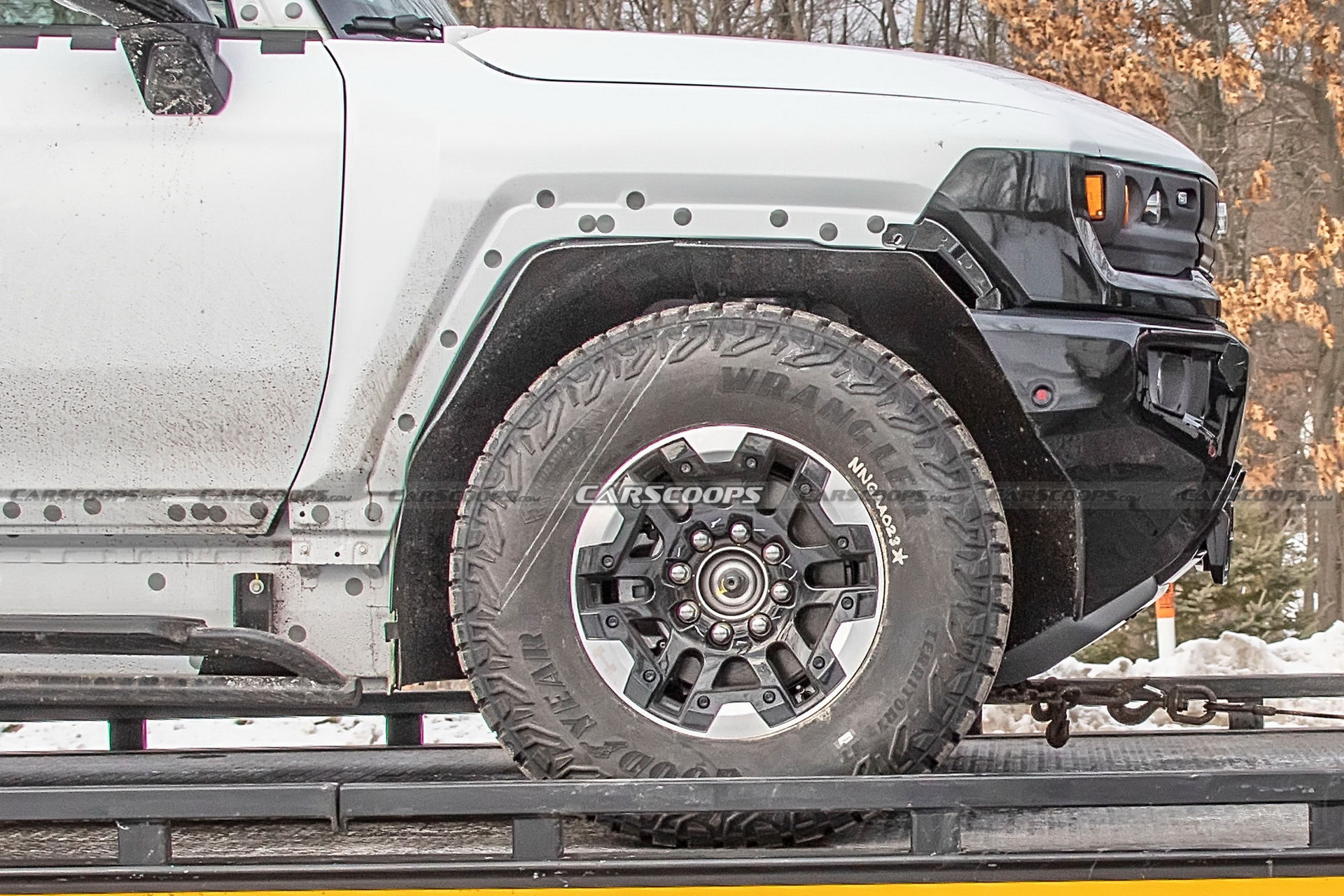 2022 GMC Hummer EV Pickup Looks Like A Tank Among Regular Traffic