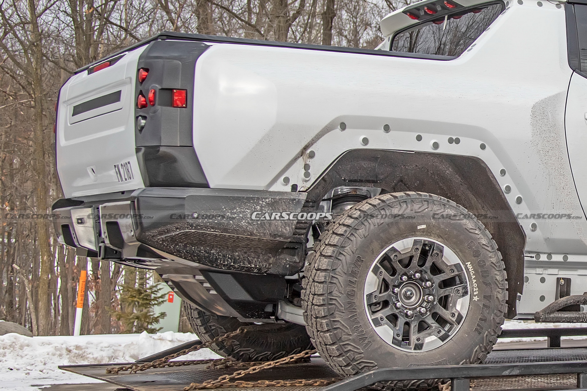 2022 GMC Hummer EV Pickup Looks Like A Tank Among Regular Traffic