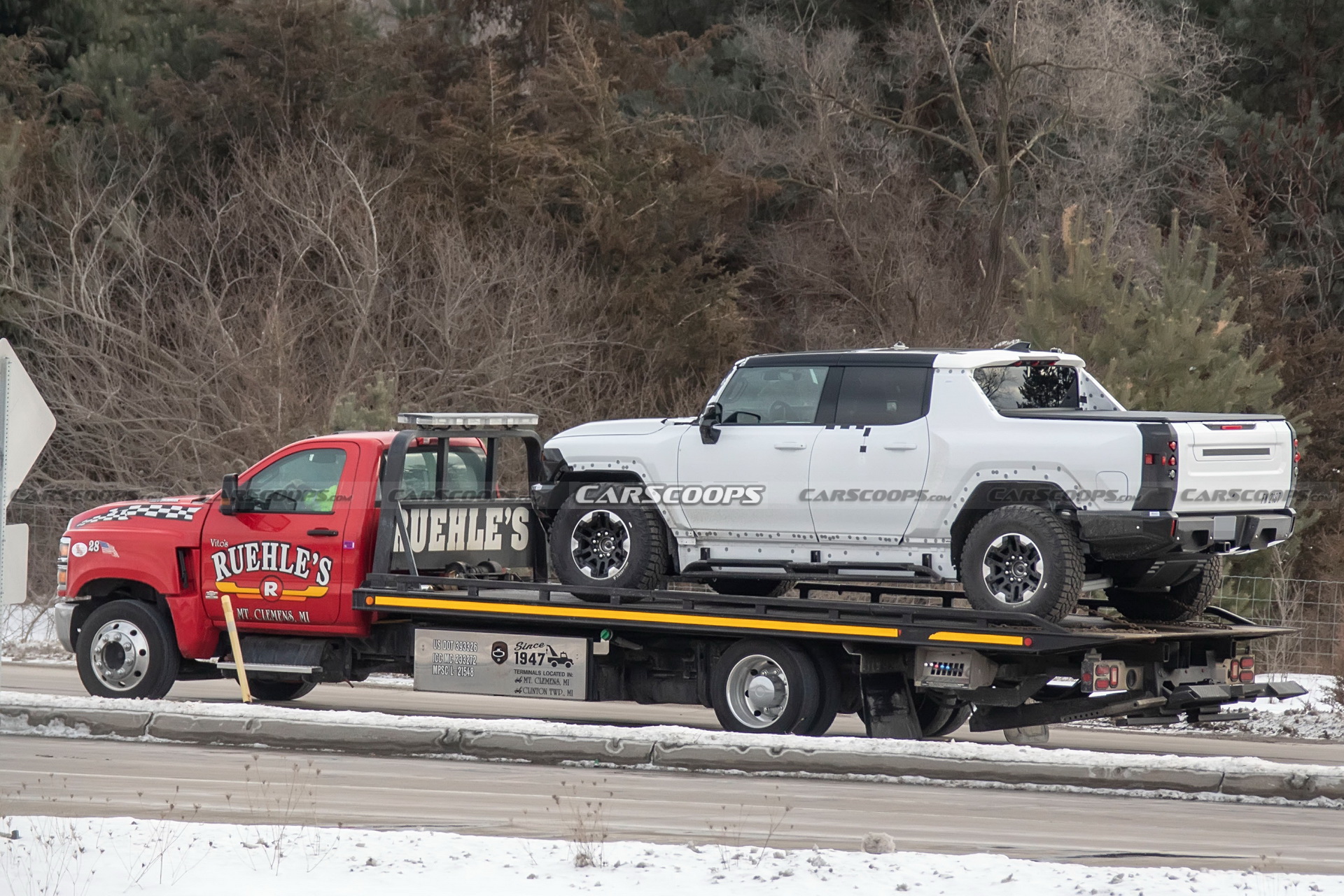 2022 GMC Hummer EV Pickup Looks Like A Tank Among Regular Traffic