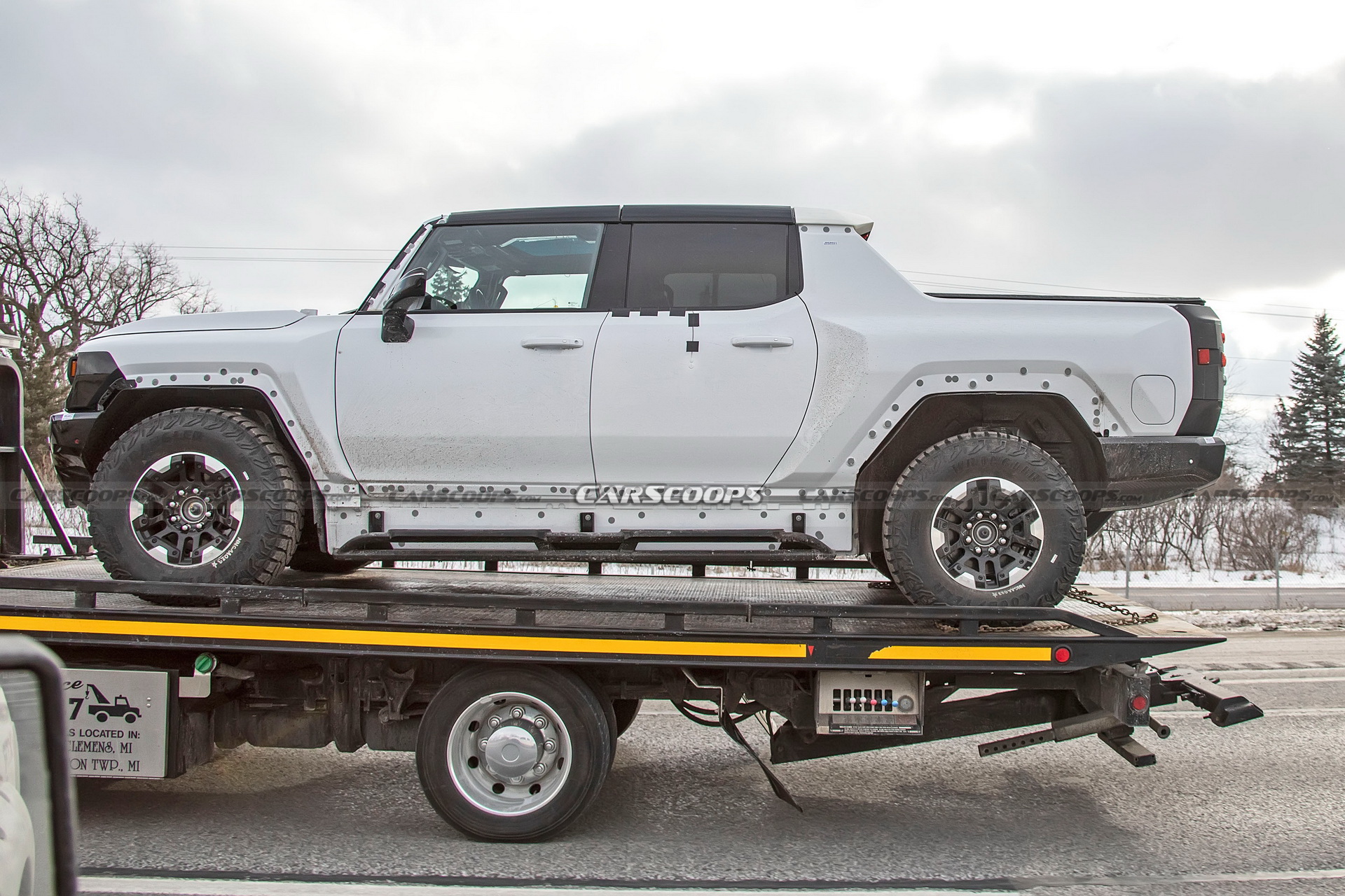 2022 GMC Hummer EV Pickup Looks Like A Tank Among Regular Traffic