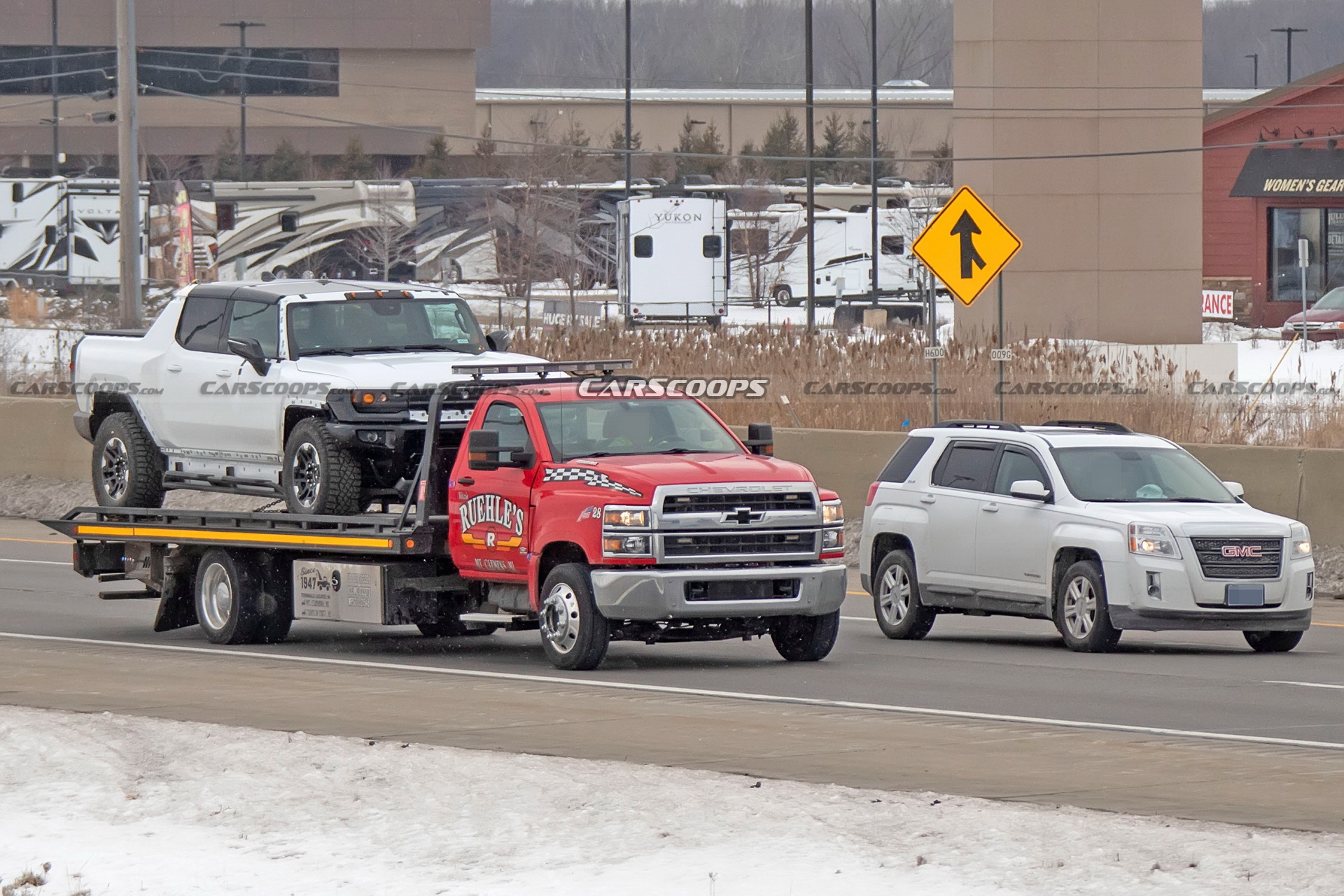 2022 GMC Hummer EV Pickup Looks Like A Tank Among Regular Traffic