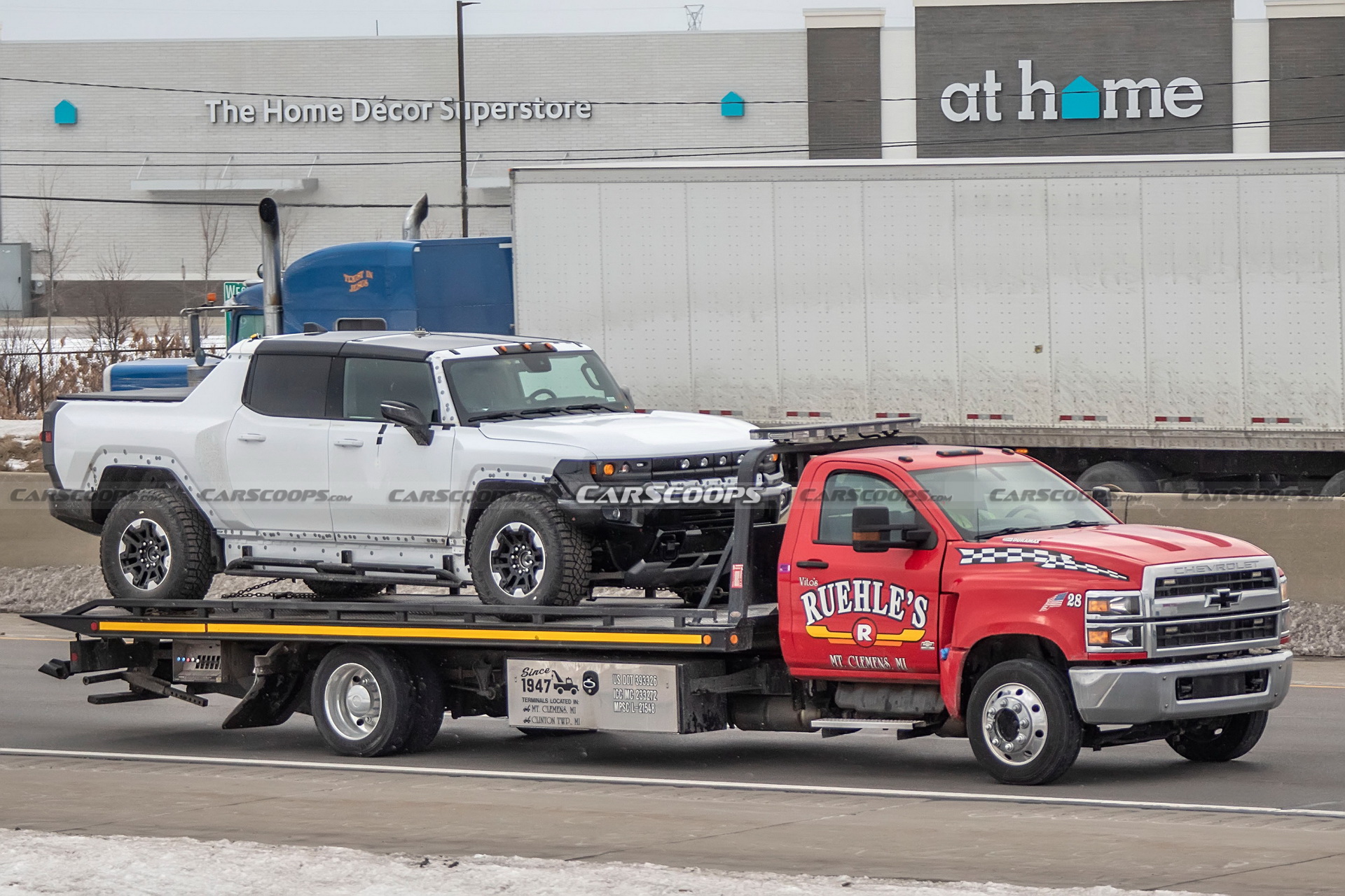 2022 GMC Hummer EV Pickup Looks Like A Tank Among Regular Traffic