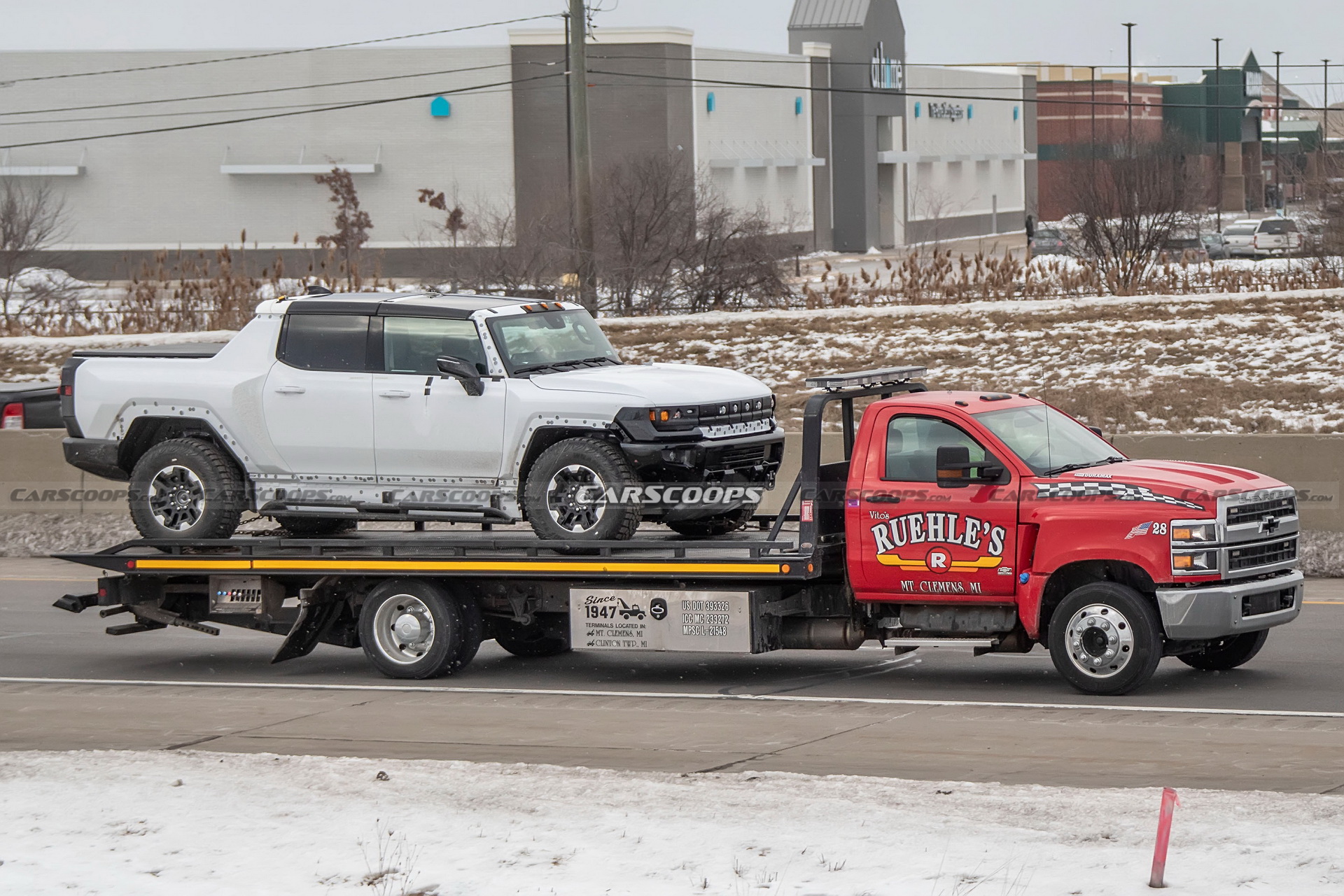2022 GMC Hummer EV Pickup Looks Like A Tank Among Regular Traffic