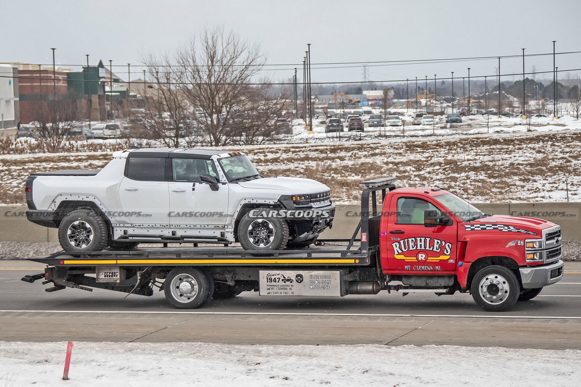 2022 GMC Hummer EV Pickup Looks Like A Tank Among Regular Traffic
