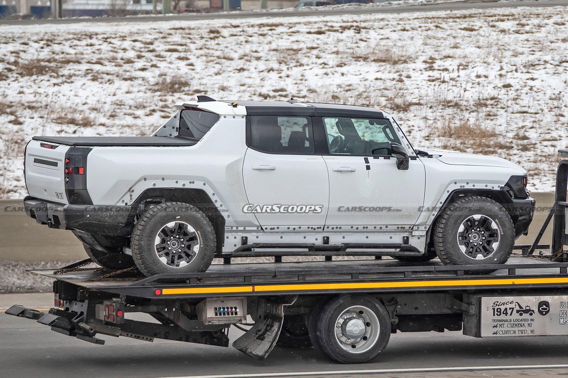 2022 GMC Hummer EV Pickup Looks Like A Tank Among Regular Traffic