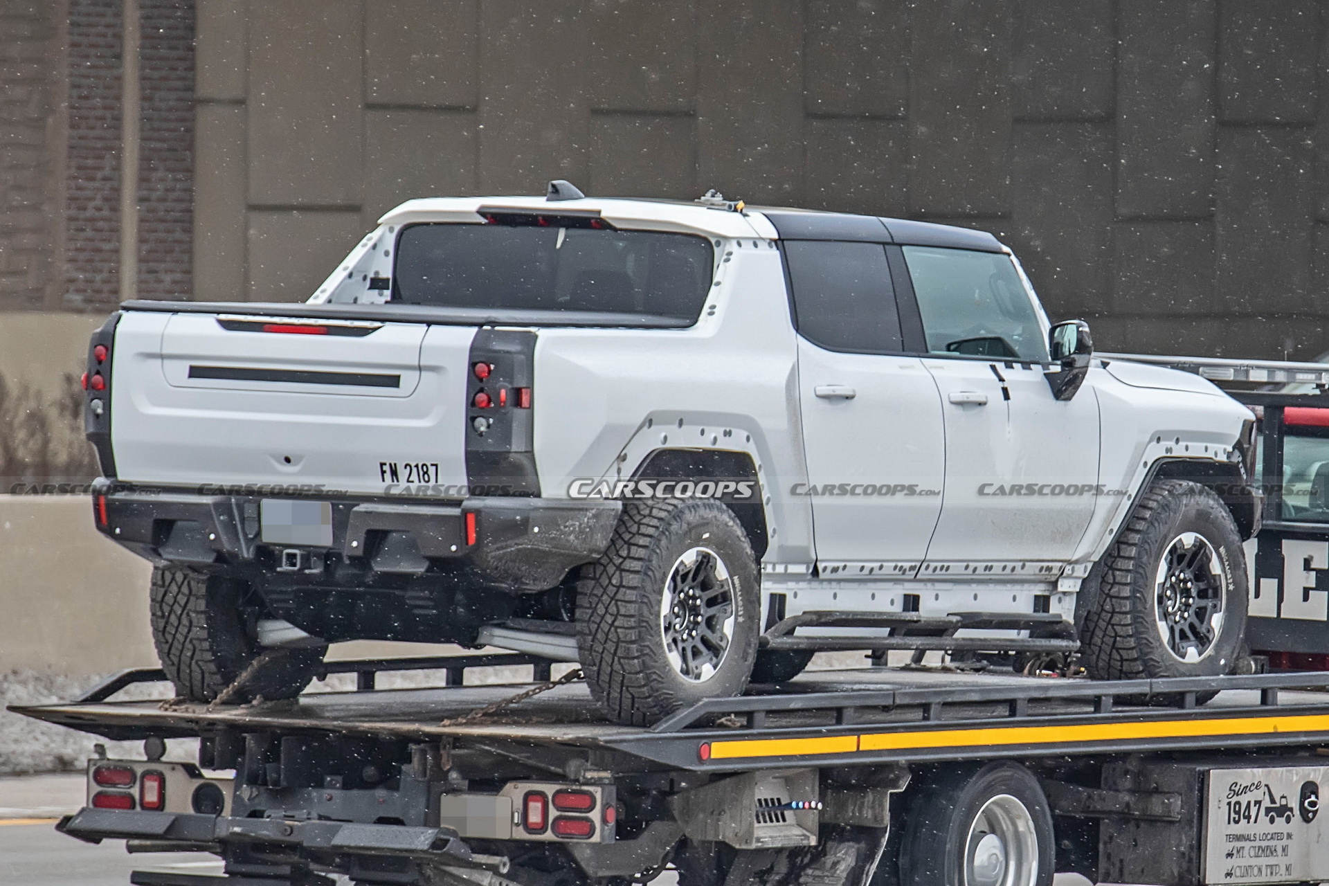 2022 GMC Hummer EV Pickup Looks Like A Tank Among Regular Traffic