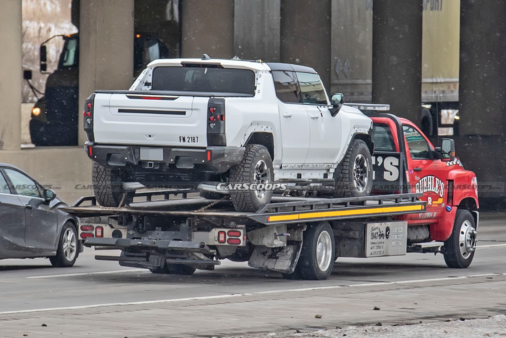 2022 GMC Hummer EV Pickup Looks Like A Tank Among Regular Traffic