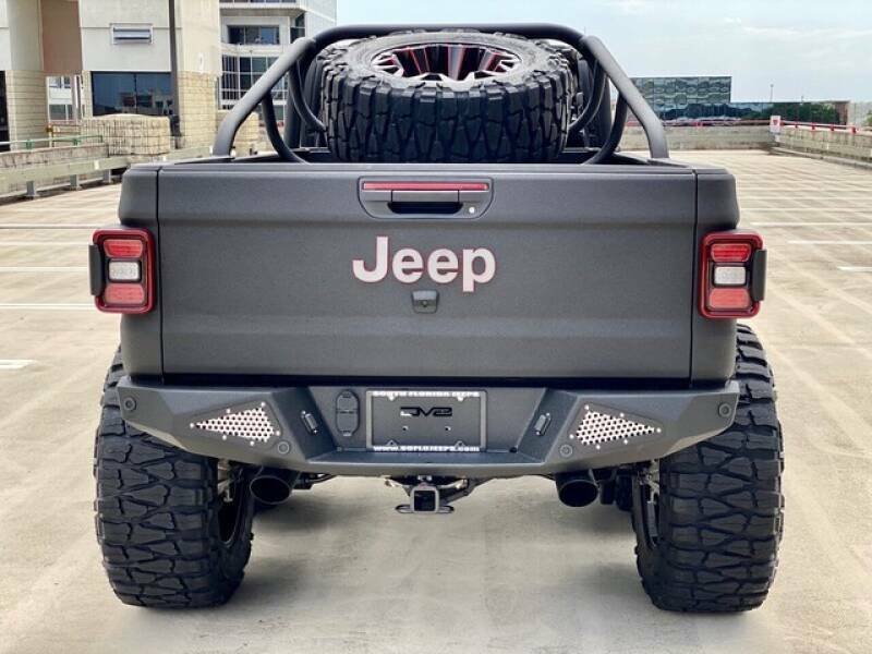 Six-Wheeled Jeep Gladiator Is As Wild As Road-Legal Vehicles Come