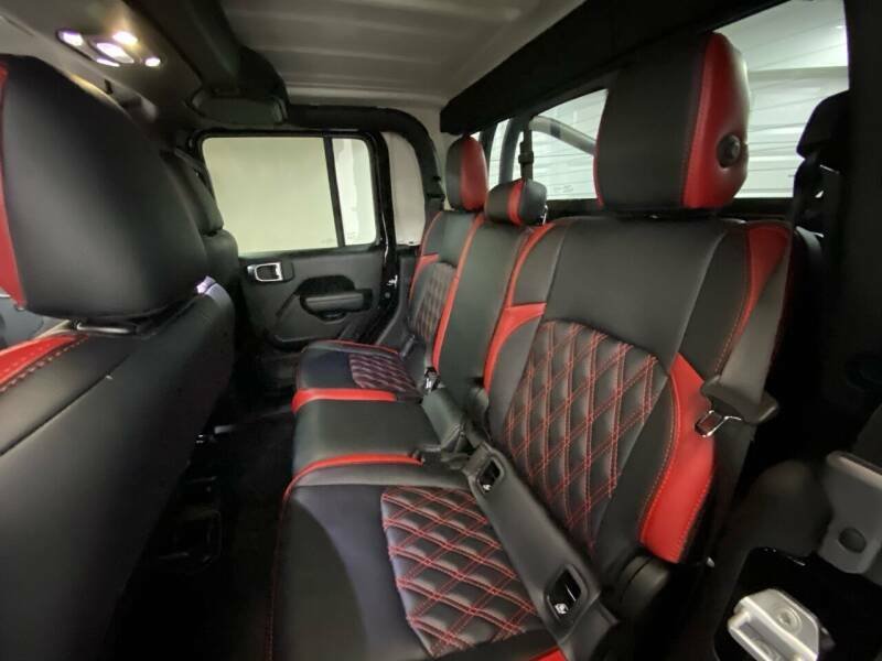 Six-Wheeled Jeep Gladiator Is As Wild As Road-Legal Vehicles Come