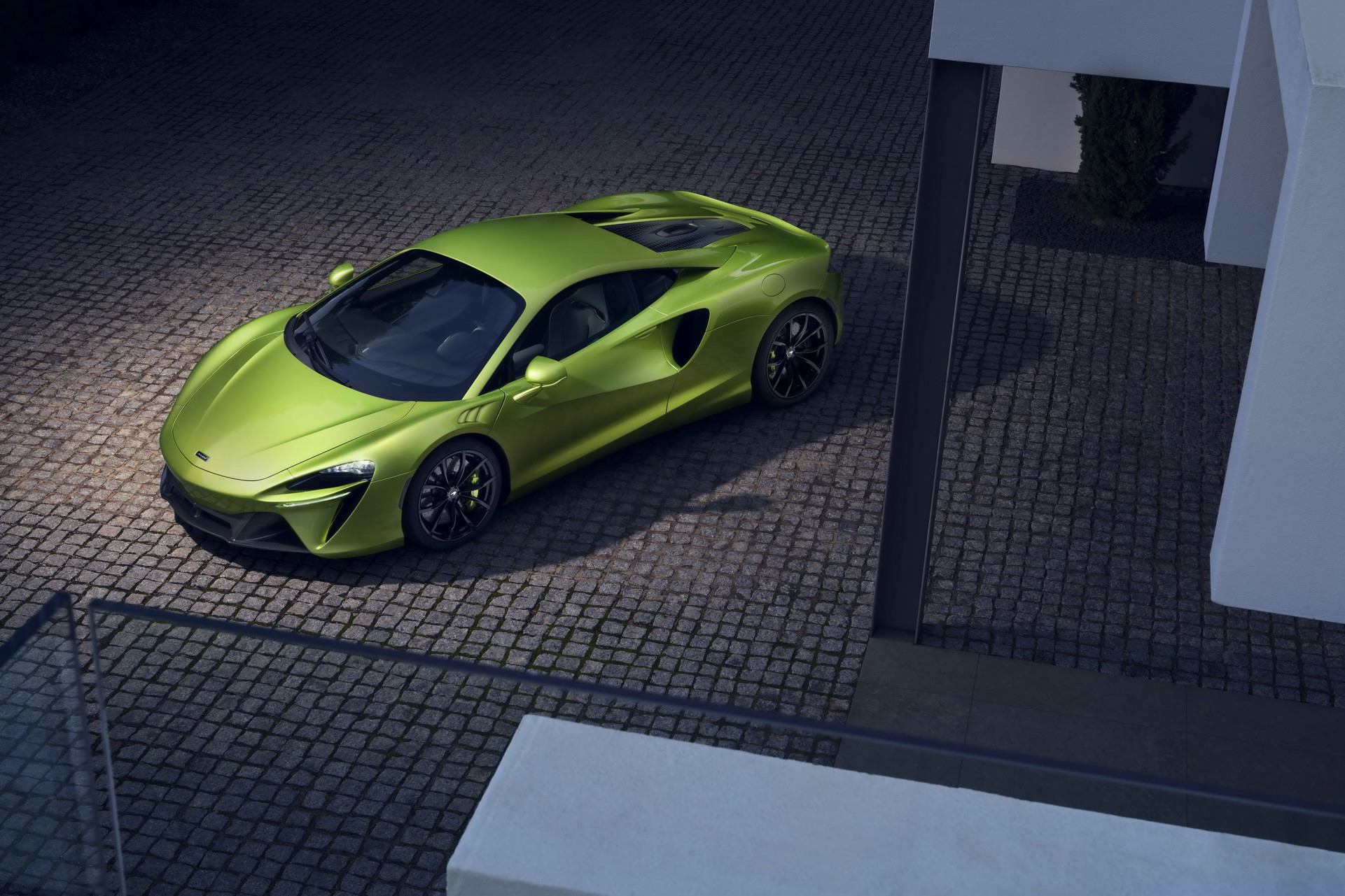 New McLaren Artura Is A 670 HP Plug-in Hybrid Supercar That Has No Reverse Gear