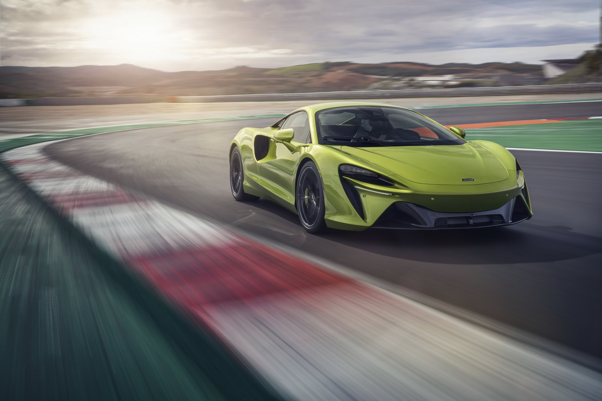 New McLaren Artura Is A 670 HP Plug-in Hybrid Supercar That Has No Reverse Gear