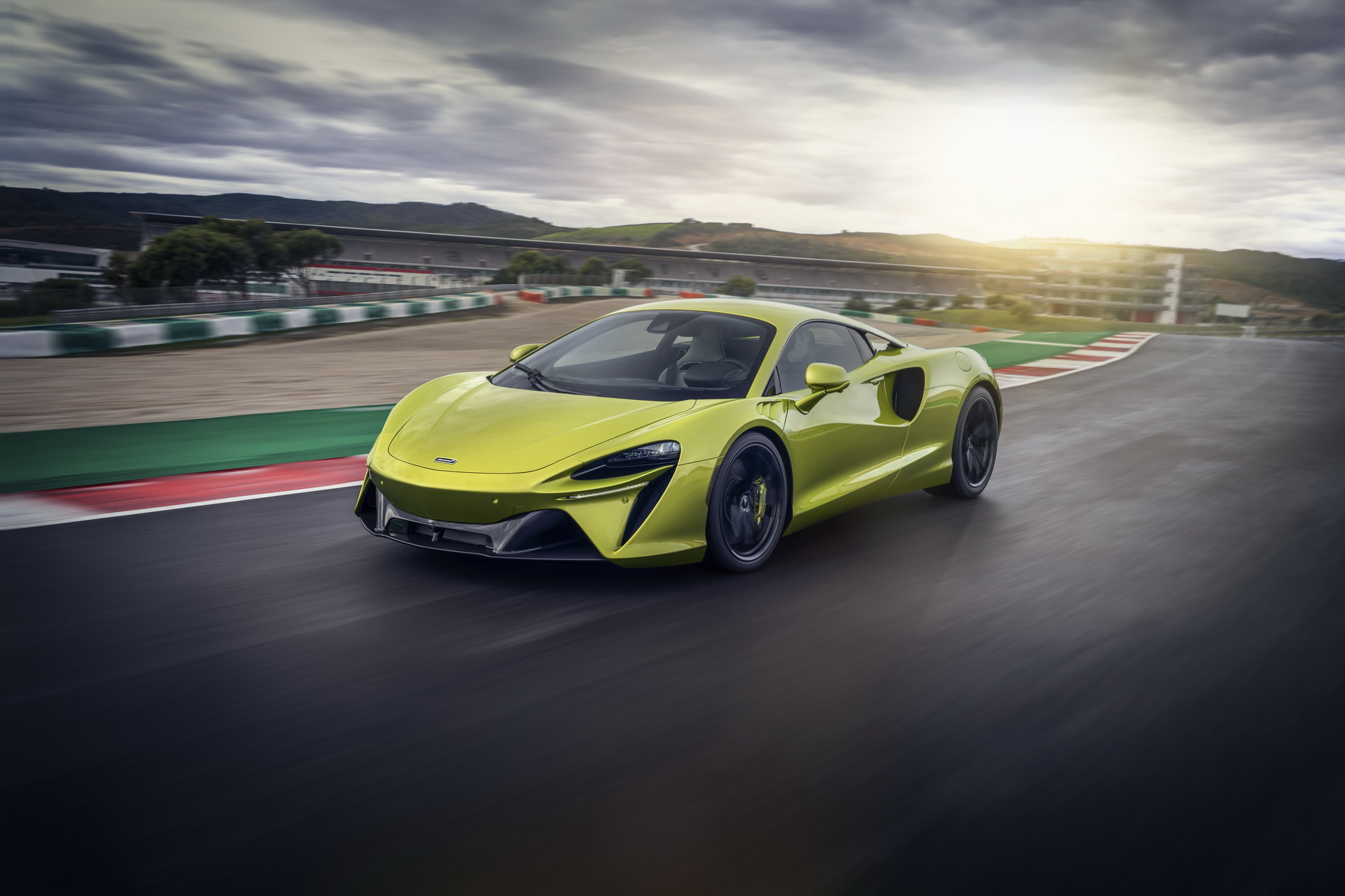 New McLaren Artura Is A 670 HP Plug-in Hybrid Supercar That Has No Reverse Gear
