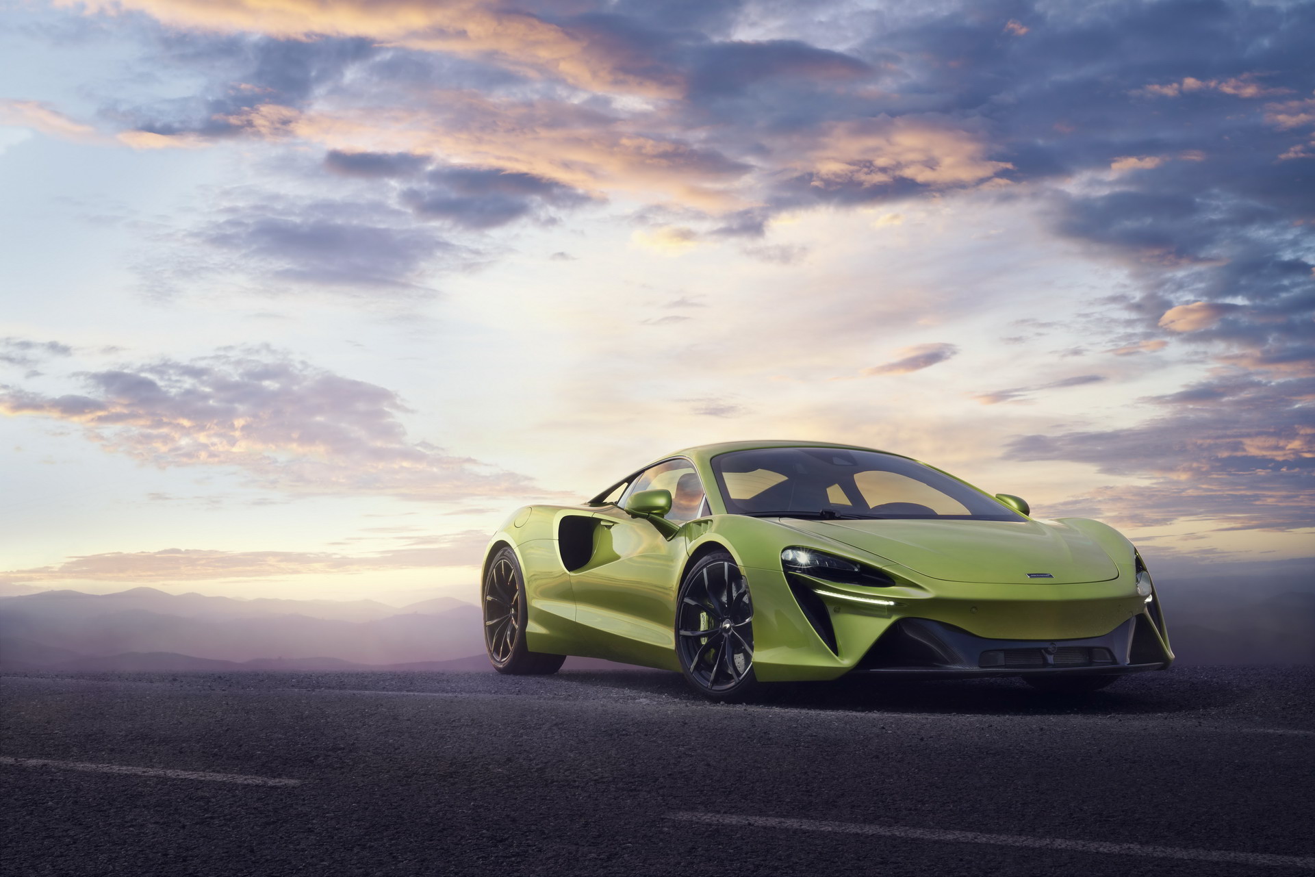 New McLaren Artura Is A 670 HP Plug-in Hybrid Supercar That Has No Reverse Gear