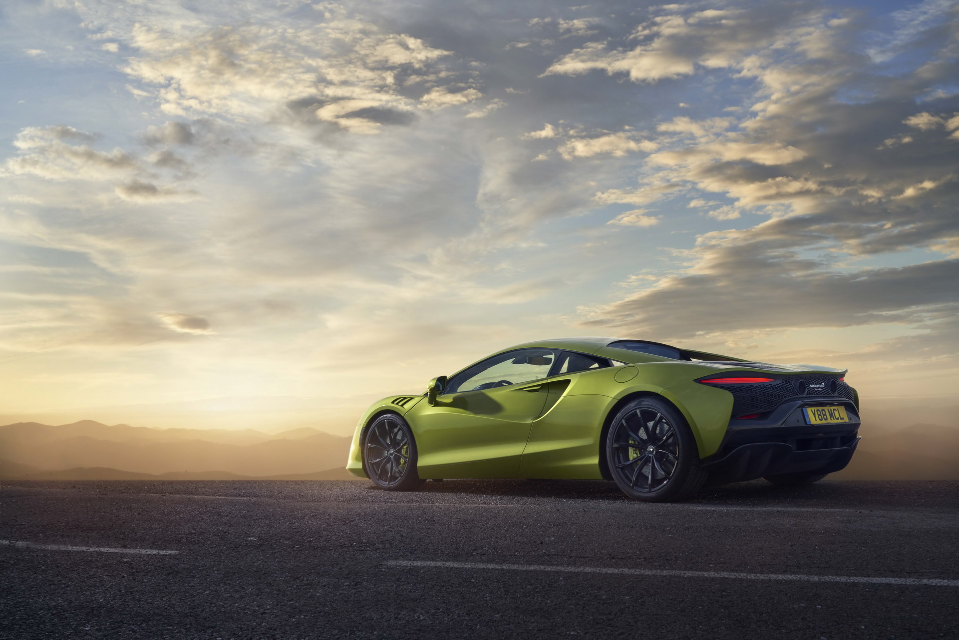 New McLaren Artura Is A 670 HP Plug-in Hybrid Supercar That Has No Reverse Gear