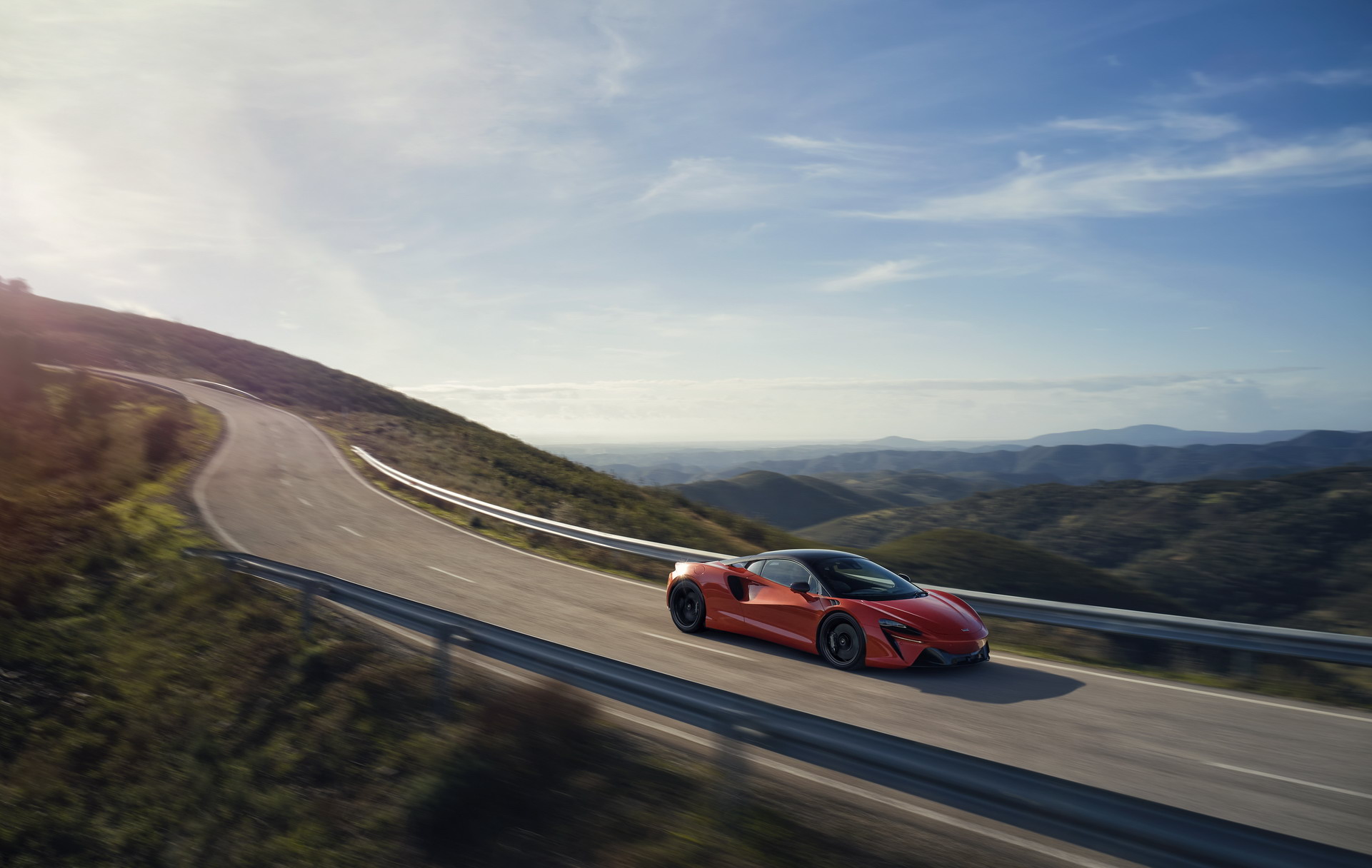New McLaren Artura Is A 670 HP Plug-in Hybrid Supercar That Has No Reverse Gear