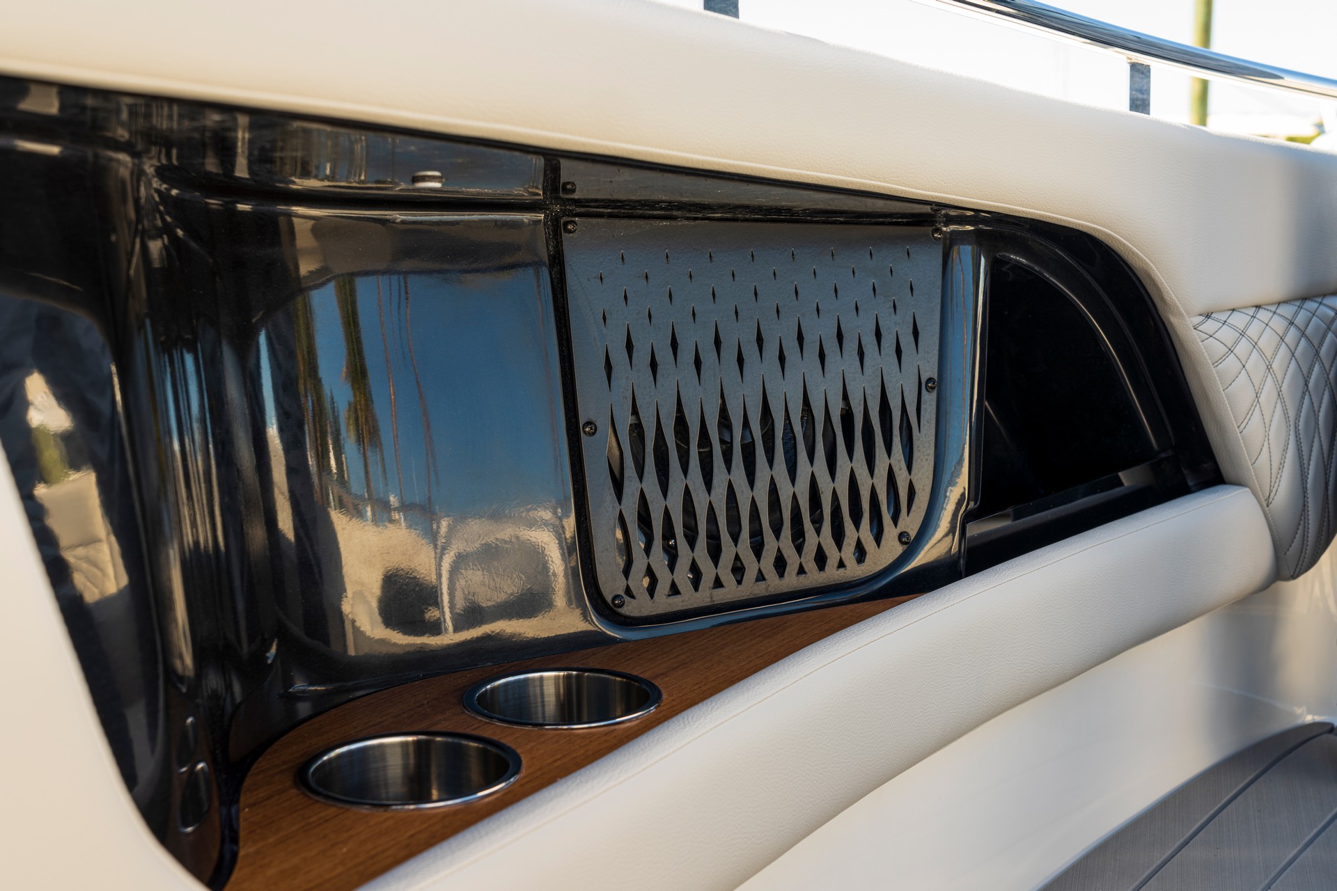 The Ultimate Boating Machine? BMW Designworks And Sea Ray Introduce New Sundancer 370 Outboard