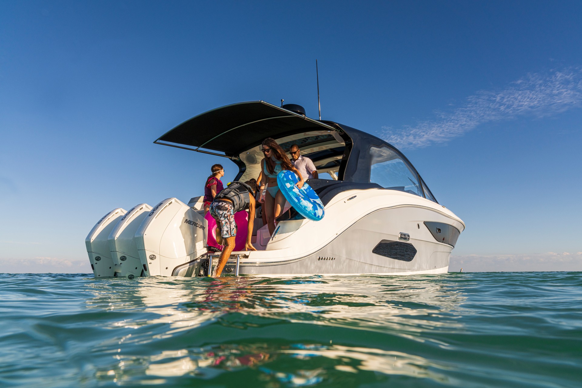 The Ultimate Boating Machine? BMW Designworks And Sea Ray Introduce New Sundancer 370 Outboard