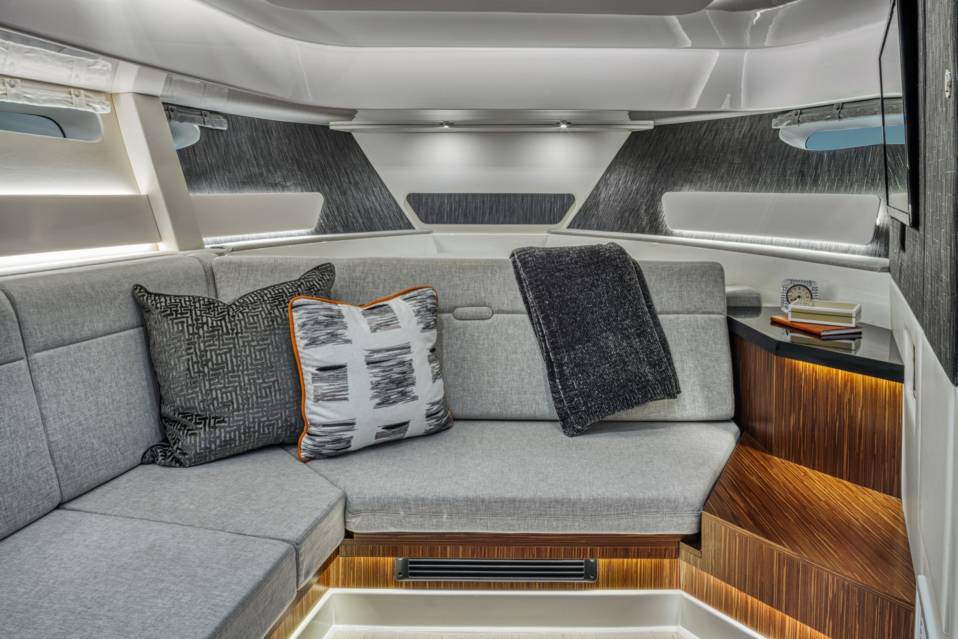 The Ultimate Boating Machine? BMW Designworks And Sea Ray Introduce New Sundancer 370 Outboard