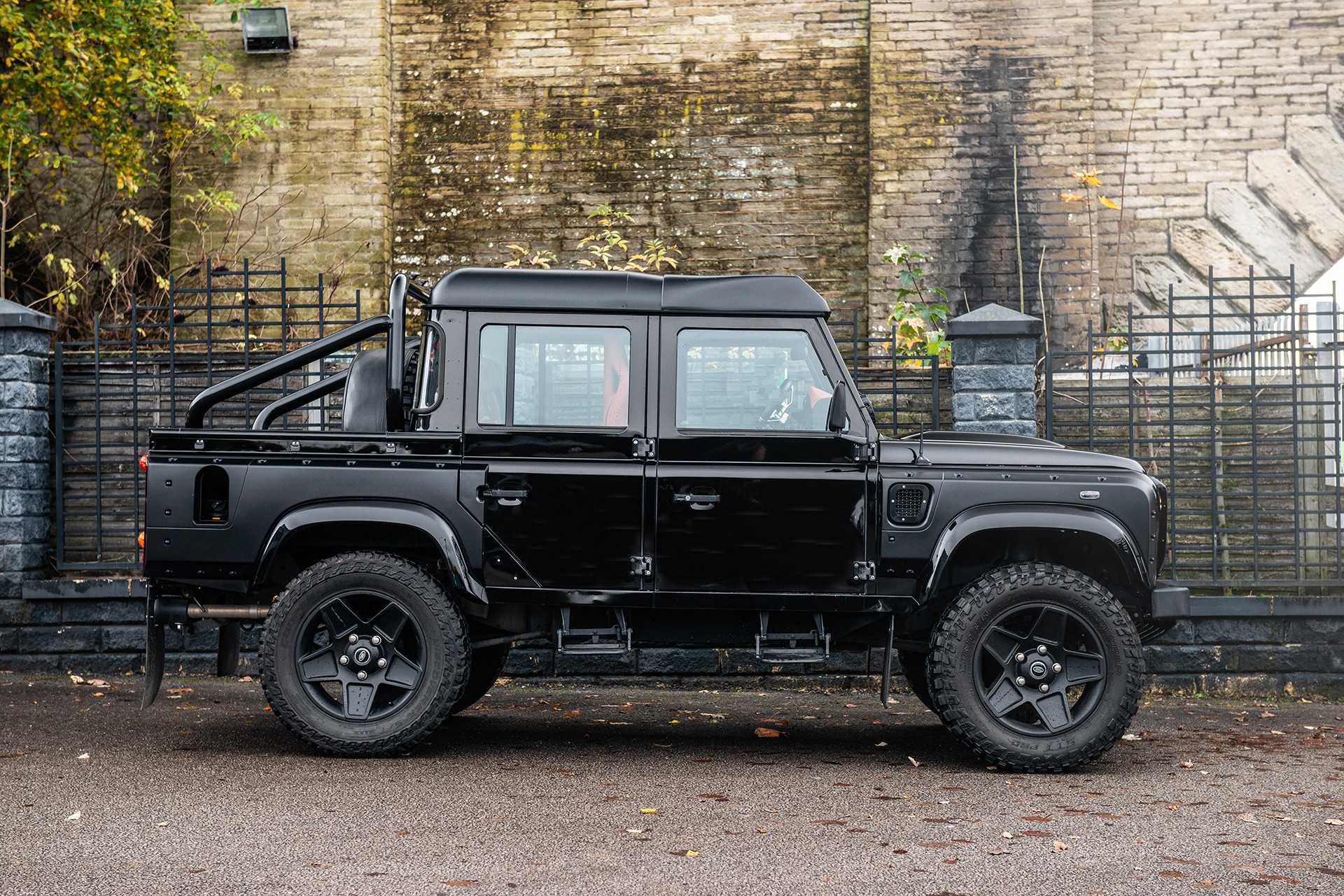 Kahn’s 2015 Land Rover Defender Pickup Looks Ready For The End Of Days