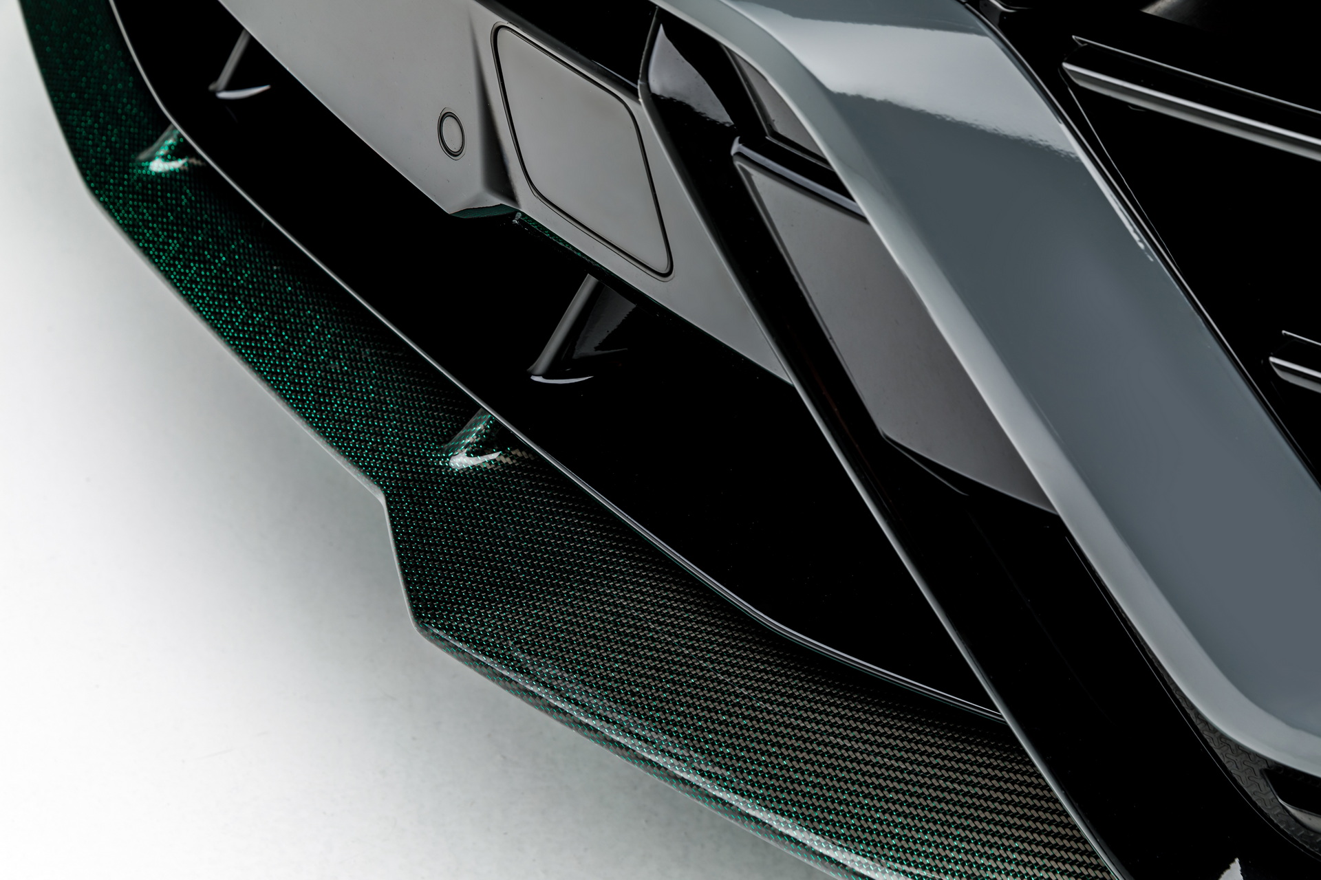 800 HP, Carbon Fiber-Bodied Lamborghini Urus “Green Urnet” Cost $350,000