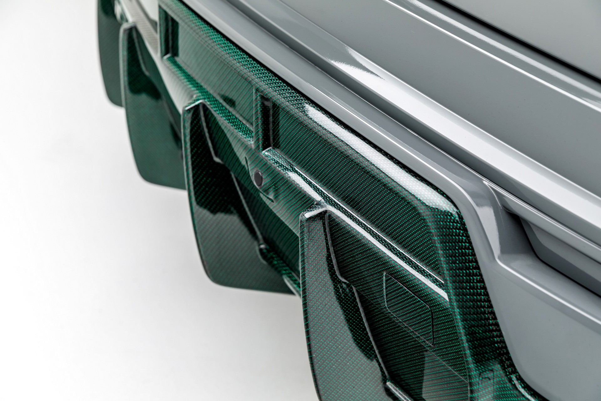 800 HP, Carbon Fiber-Bodied Lamborghini Urus “Green Urnet” Cost $350,000