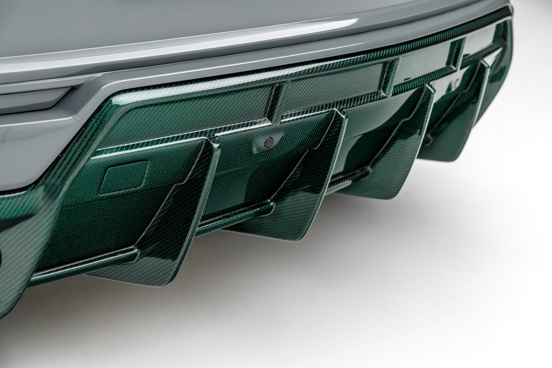 800 HP, Carbon Fiber-Bodied Lamborghini Urus “Green Urnet” Cost $350,000