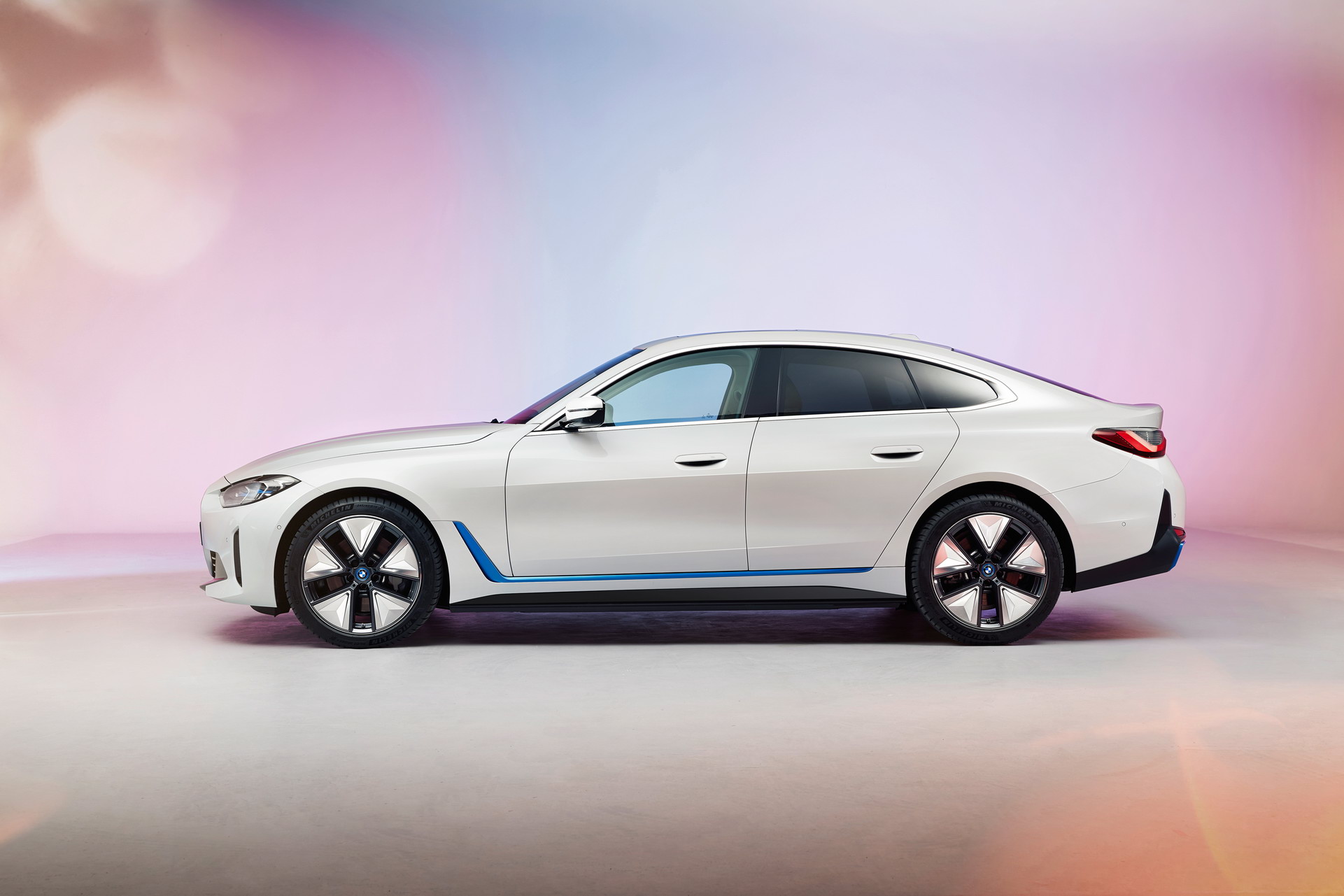 [Image: 2022-BMW-i4-EV-12.jpg]