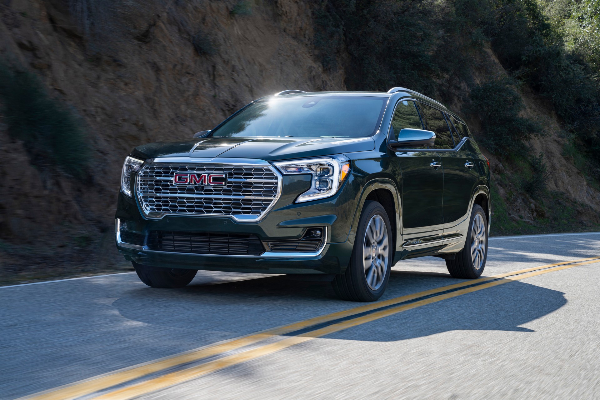 2022 GMC Terrain Debuts With Updated Looks, Rugged New AT4 Variant