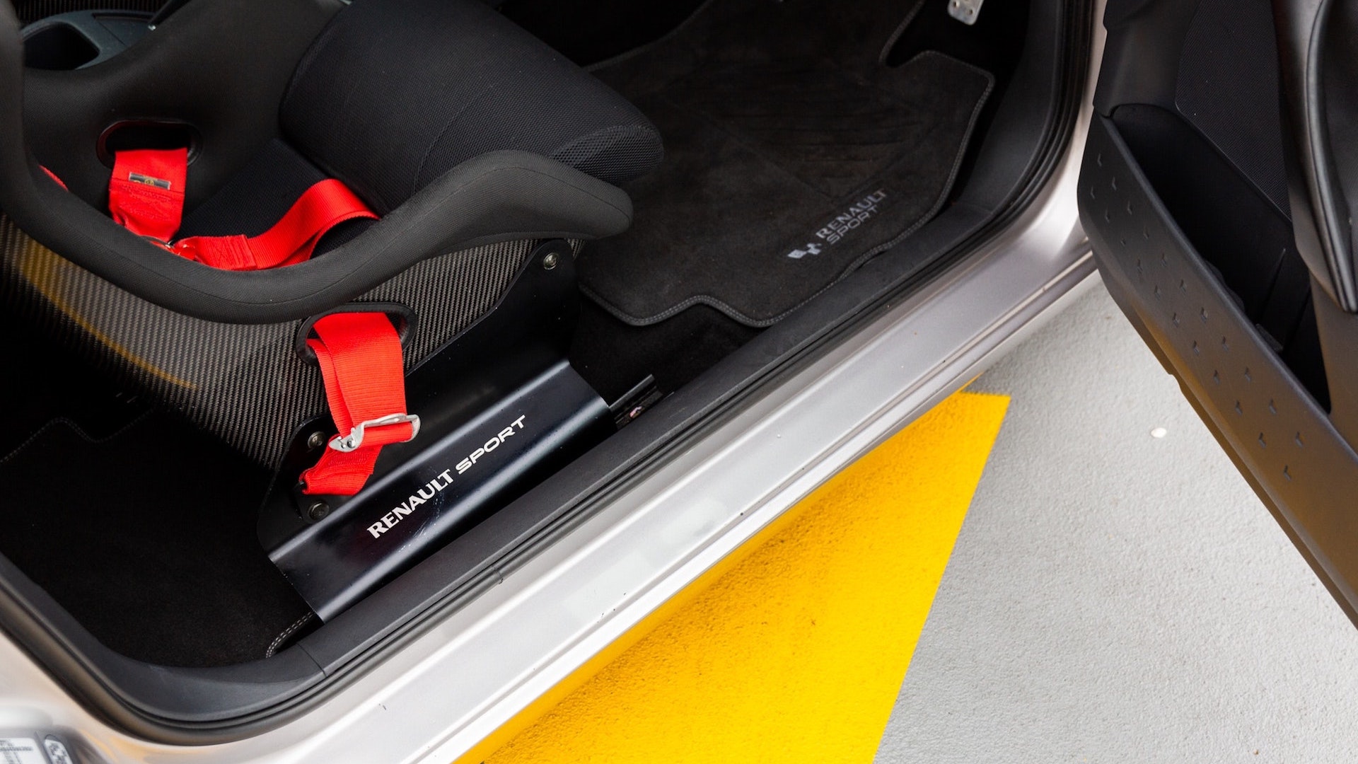 Rare Renault Megane R26.R Is A Hot Hatch That Thinks It’s A 911 GT3