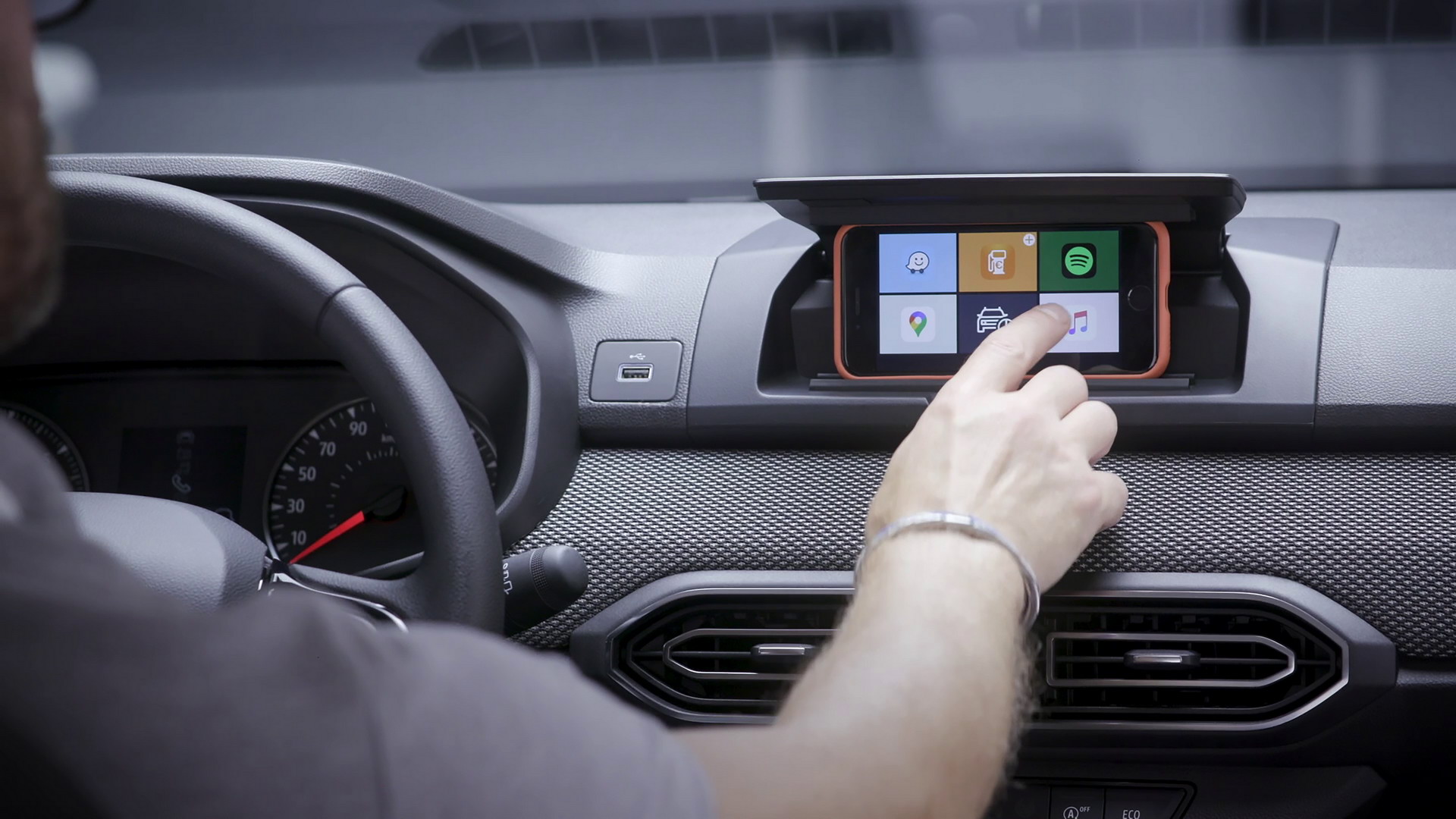 This Is How Dacia Turns Your Smartphone Into An Integrated Infotainment Screen