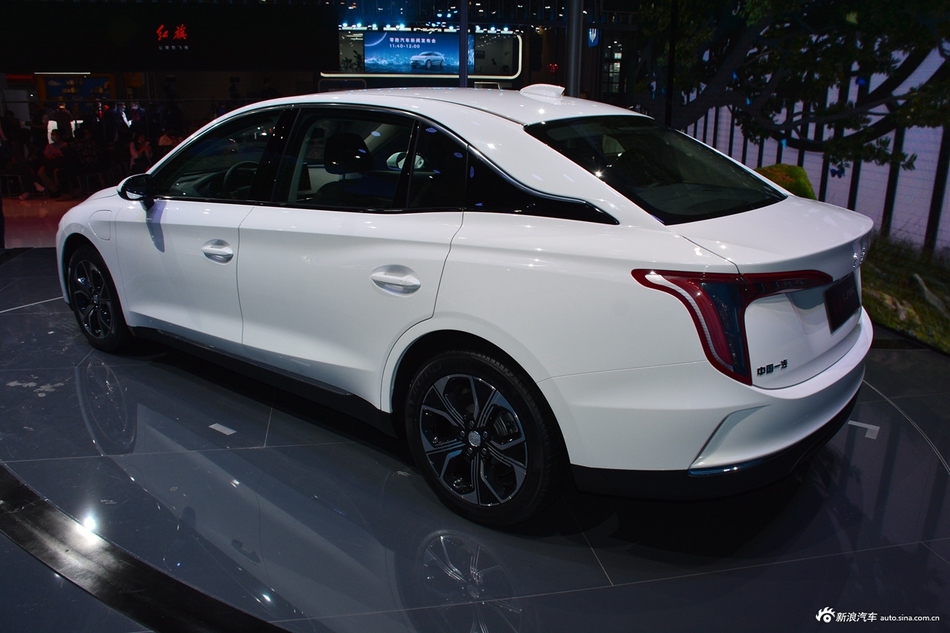 New Hongqi E-QM5 Is A Large Electric Sedan With A Strormtrooper-Like Face