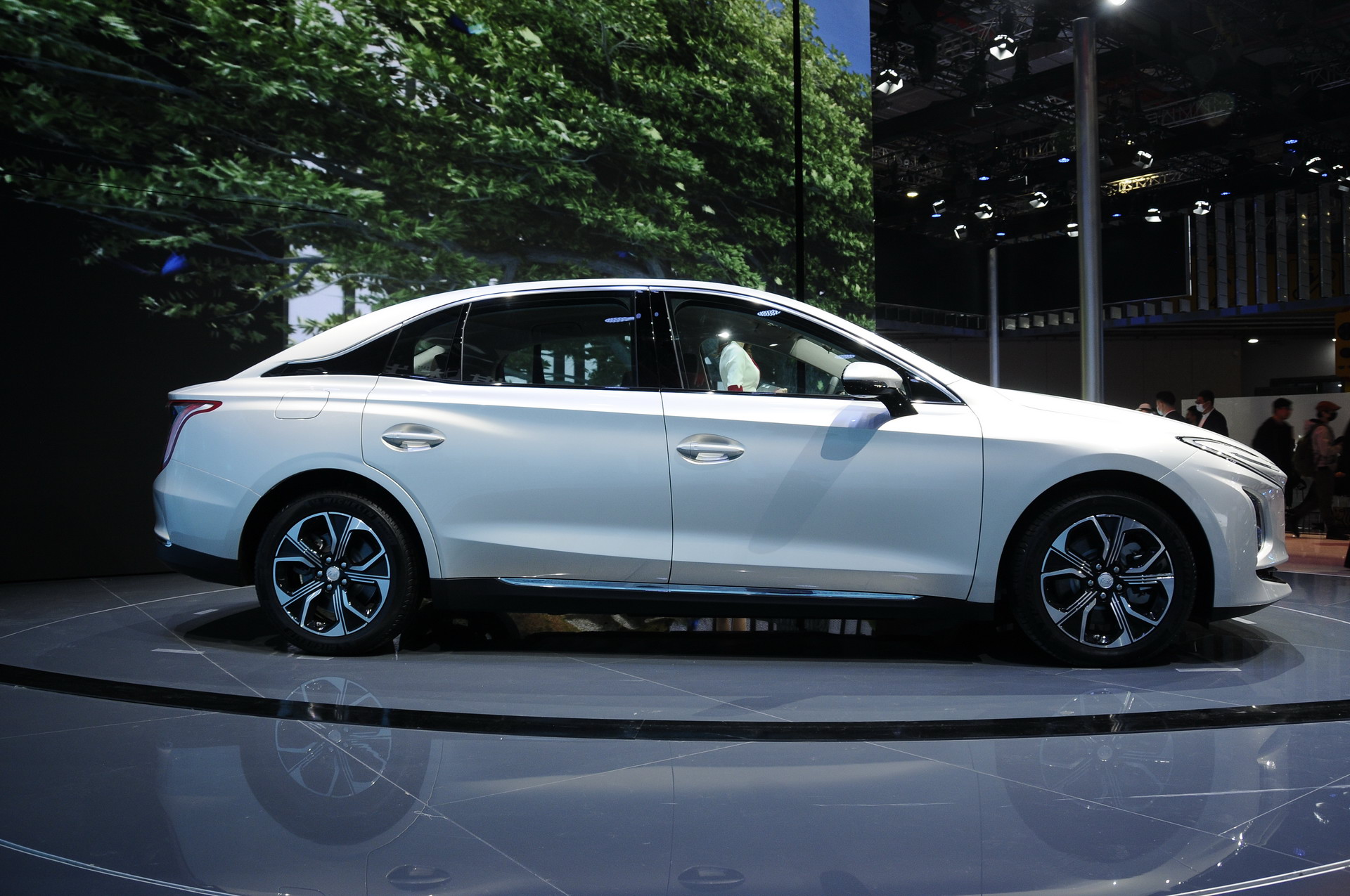 New Hongqi E-QM5 Is A Large Electric Sedan With A Strormtrooper-Like Face