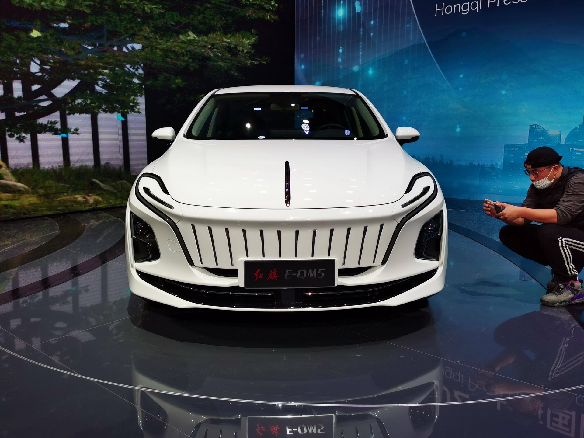 New Hongqi E-QM5 Is A Large Electric Sedan With A Strormtrooper-Like Face