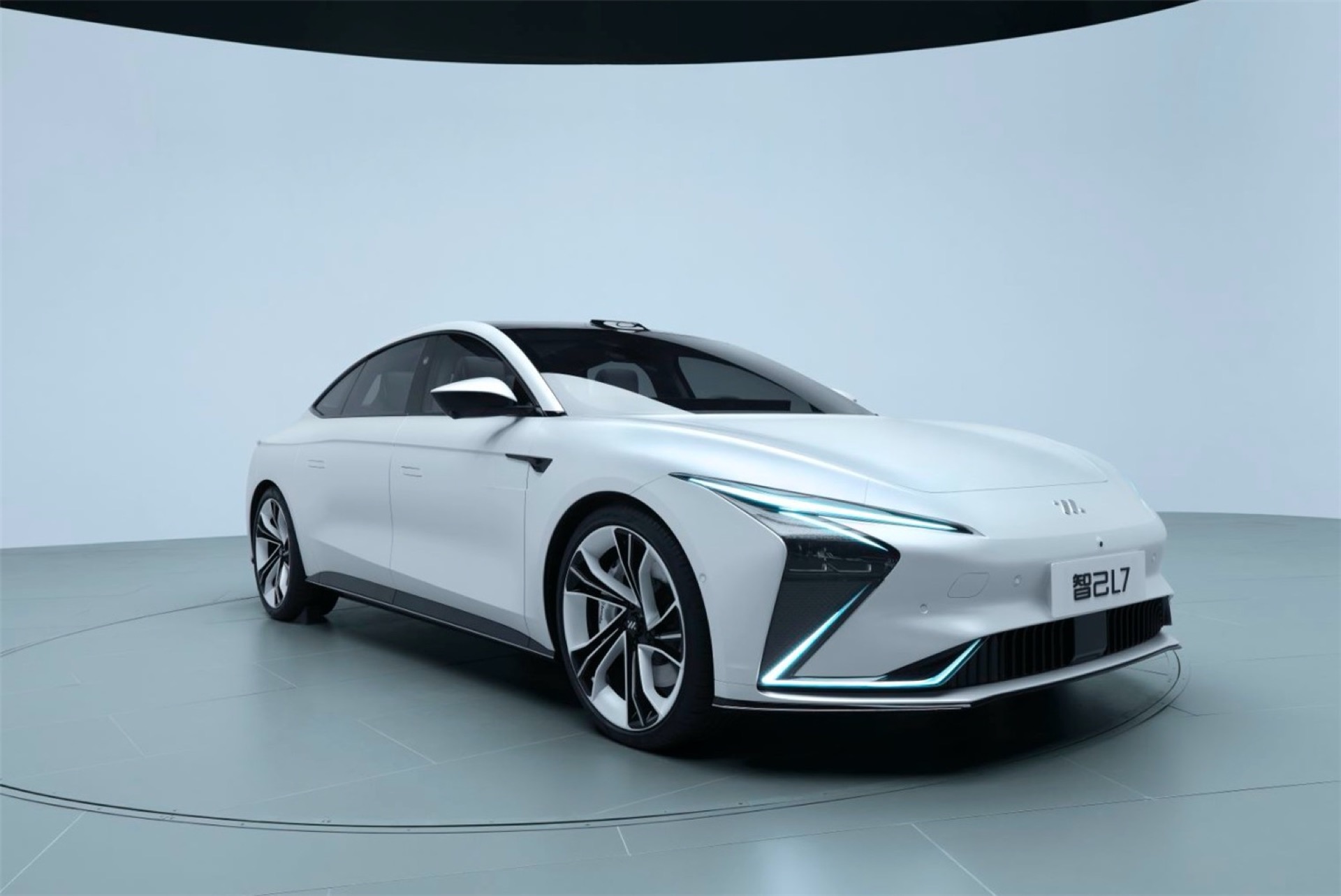 Zhiji L7 Is An Electric Sports Sedan From China With Wireless Charging, 620-Mile Range