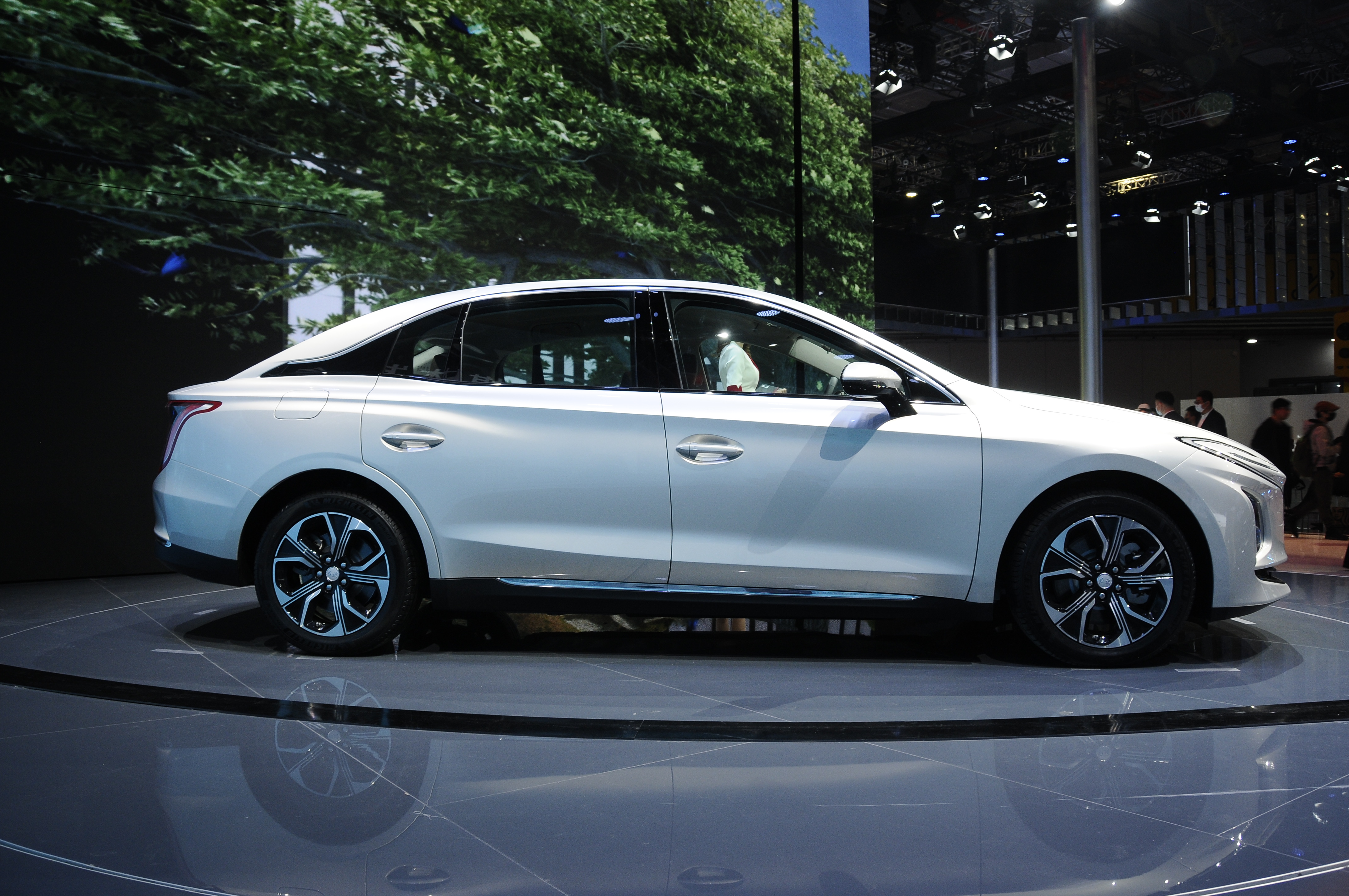 New Hongqi E-QM5 Is A Large Electric Sedan With A Strormtrooper-Like Face