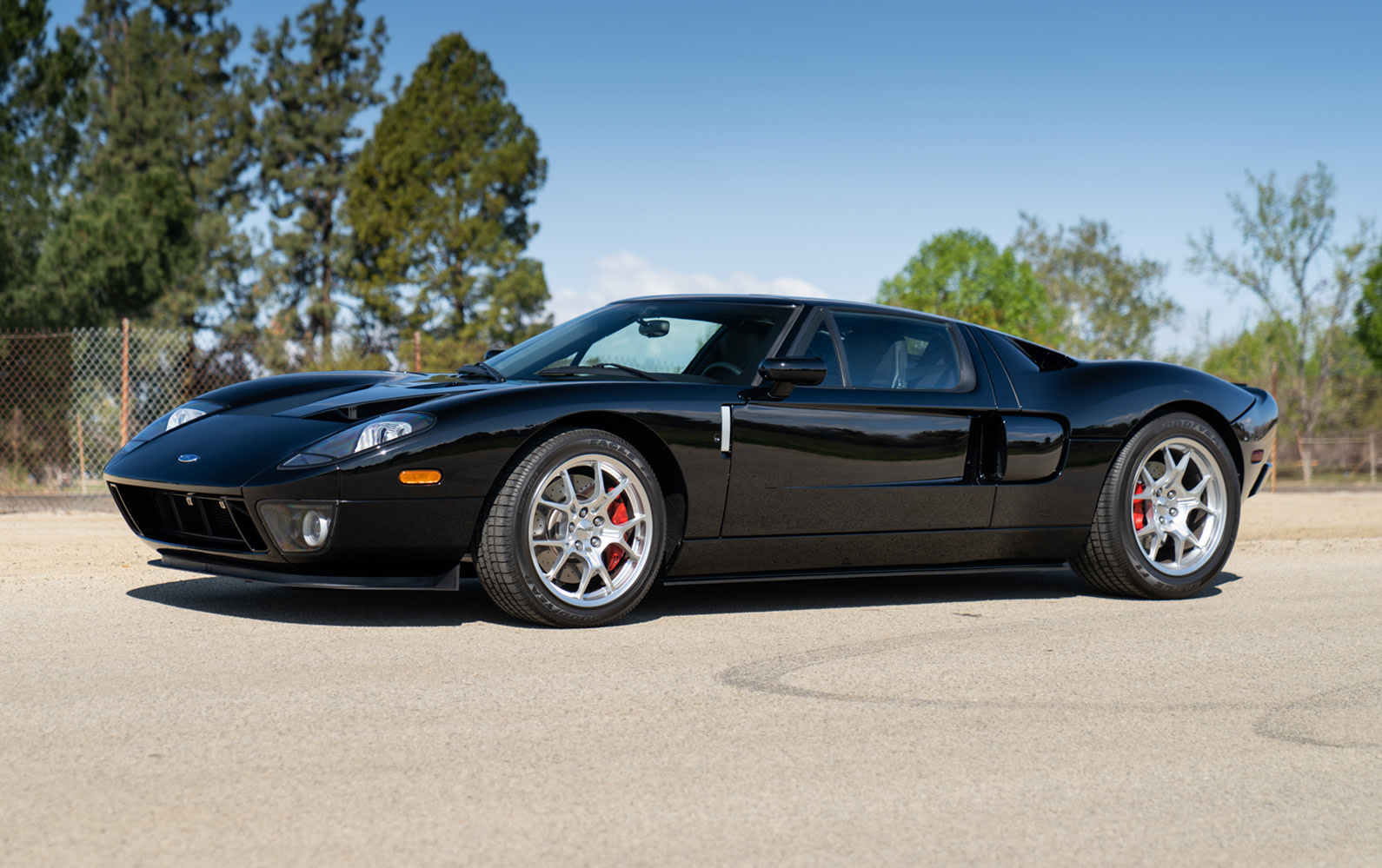 This Low-Mileage 2006 Ford GT Will Remind You Of The Joys Of Driving