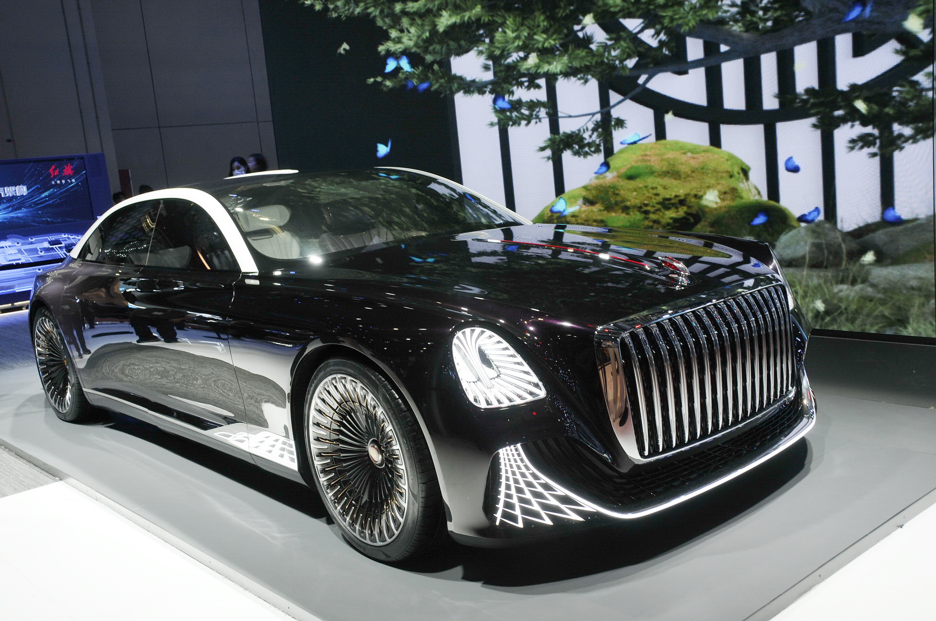 The Hongqi L-Concept Is A Chinese Limo With A Chandelier And No Steering Wheel