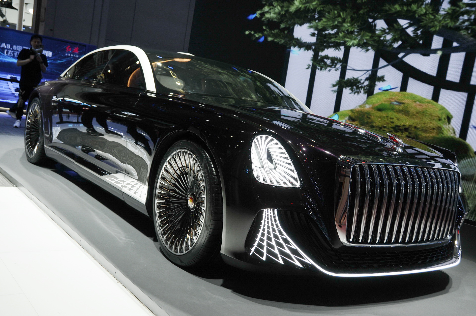 The Hongqi L-Concept Is A Chinese Limo With A Chandelier And No Steering Wheel