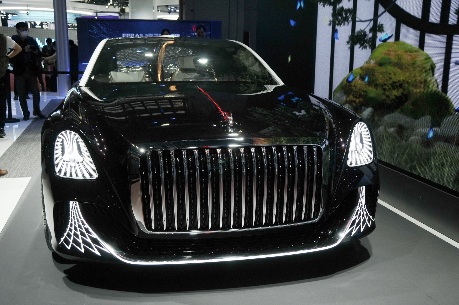 The Hongqi L-Concept Is A Chinese Limo With A Chandelier And No Steering Wheel