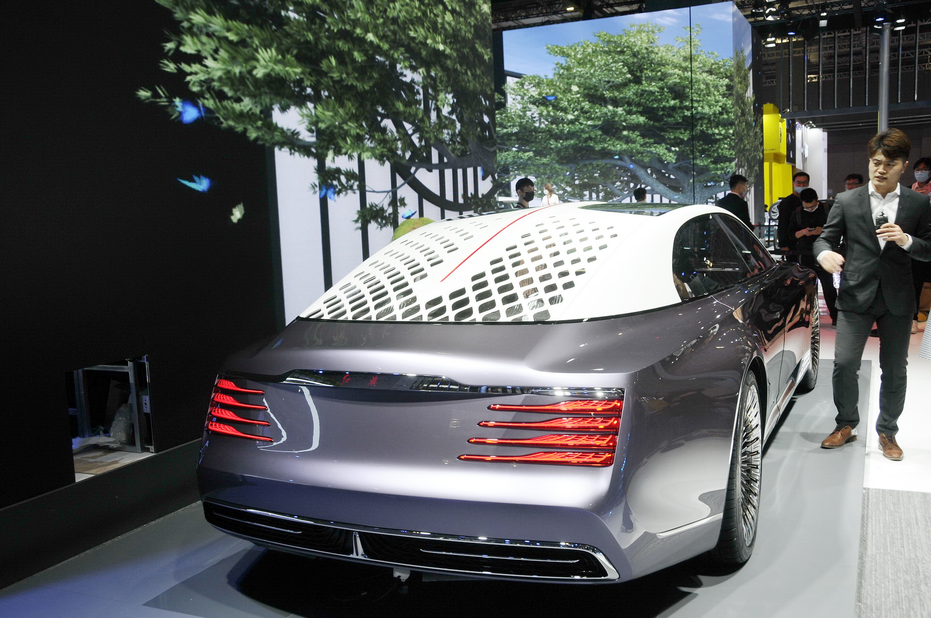 The Hongqi L-Concept Is A Chinese Limo With A Chandelier And No Steering Wheel