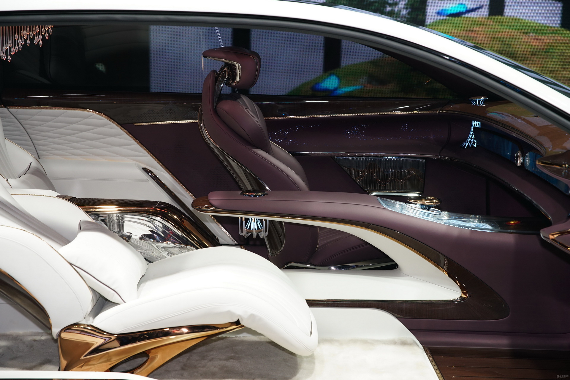 The Hongqi L-Concept Is A Chinese Limo With A Chandelier And No Steering Wheel