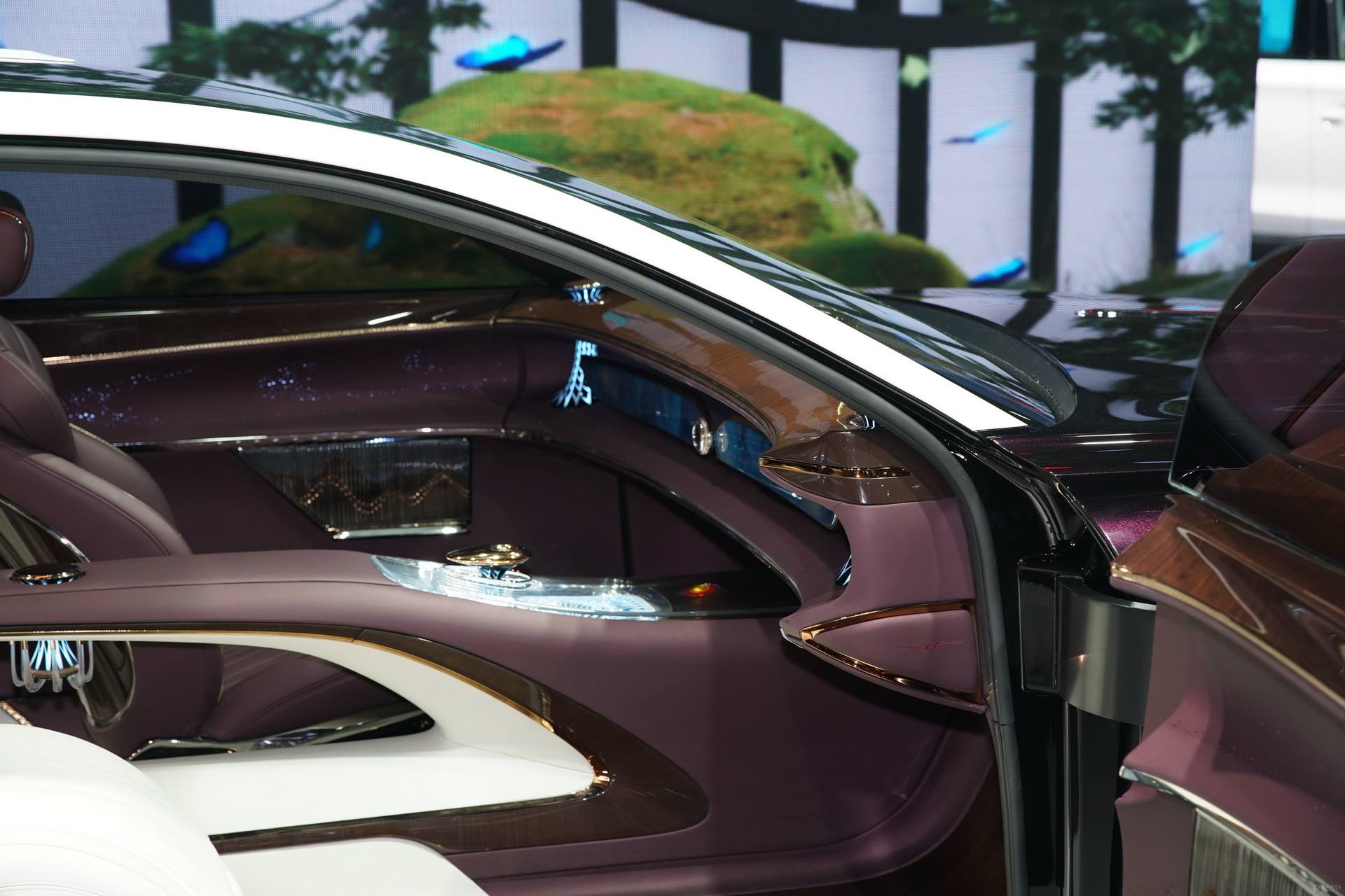 The Hongqi L-Concept Is A Chinese Limo With A Chandelier And No Steering Wheel