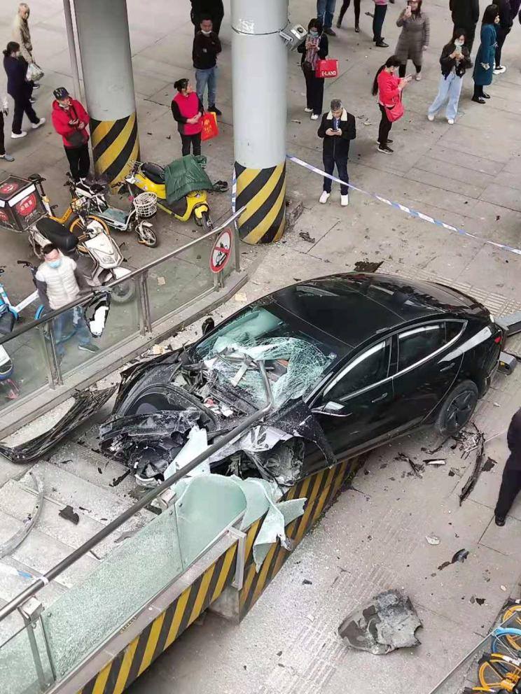 Tesla Model 3 Slams Into Pedestrian Overpass In China, Injuring One